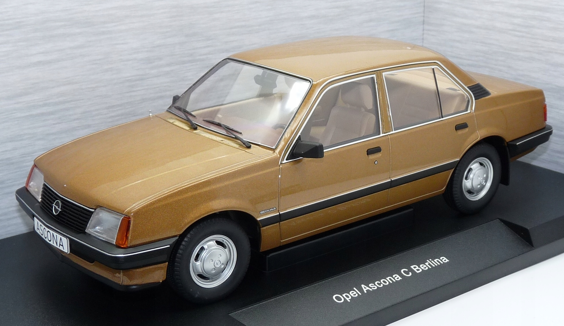 Opel Ascona C (1981) 1:18 MCG 18459