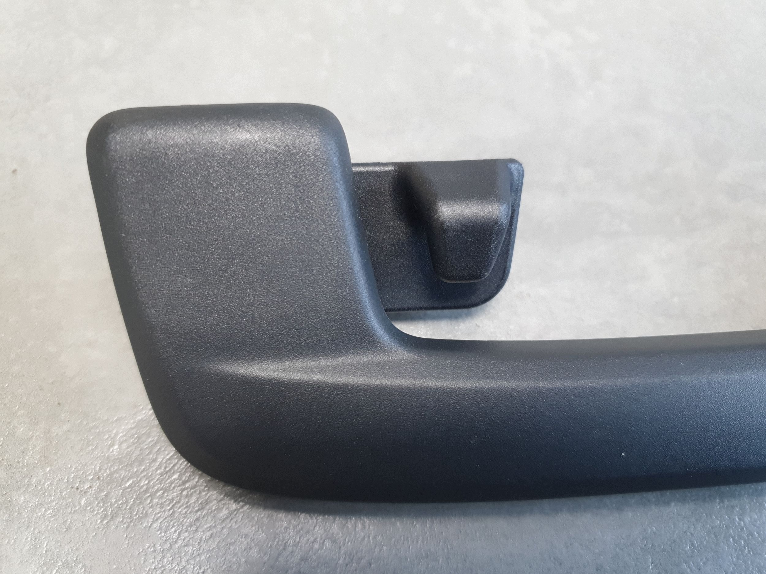 Audi SQ6 e-tron ručka střechy záď 8Y0857643