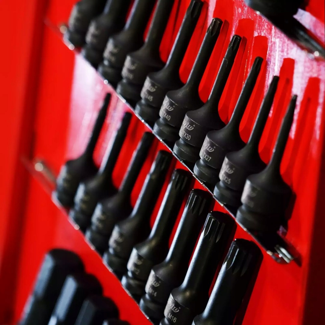 ZESTAW NASADEK TRZPIENIOWYCH UDAROWYCH 1/2" SPLINE NA SZYNIE DŁUGICH Marka MJW