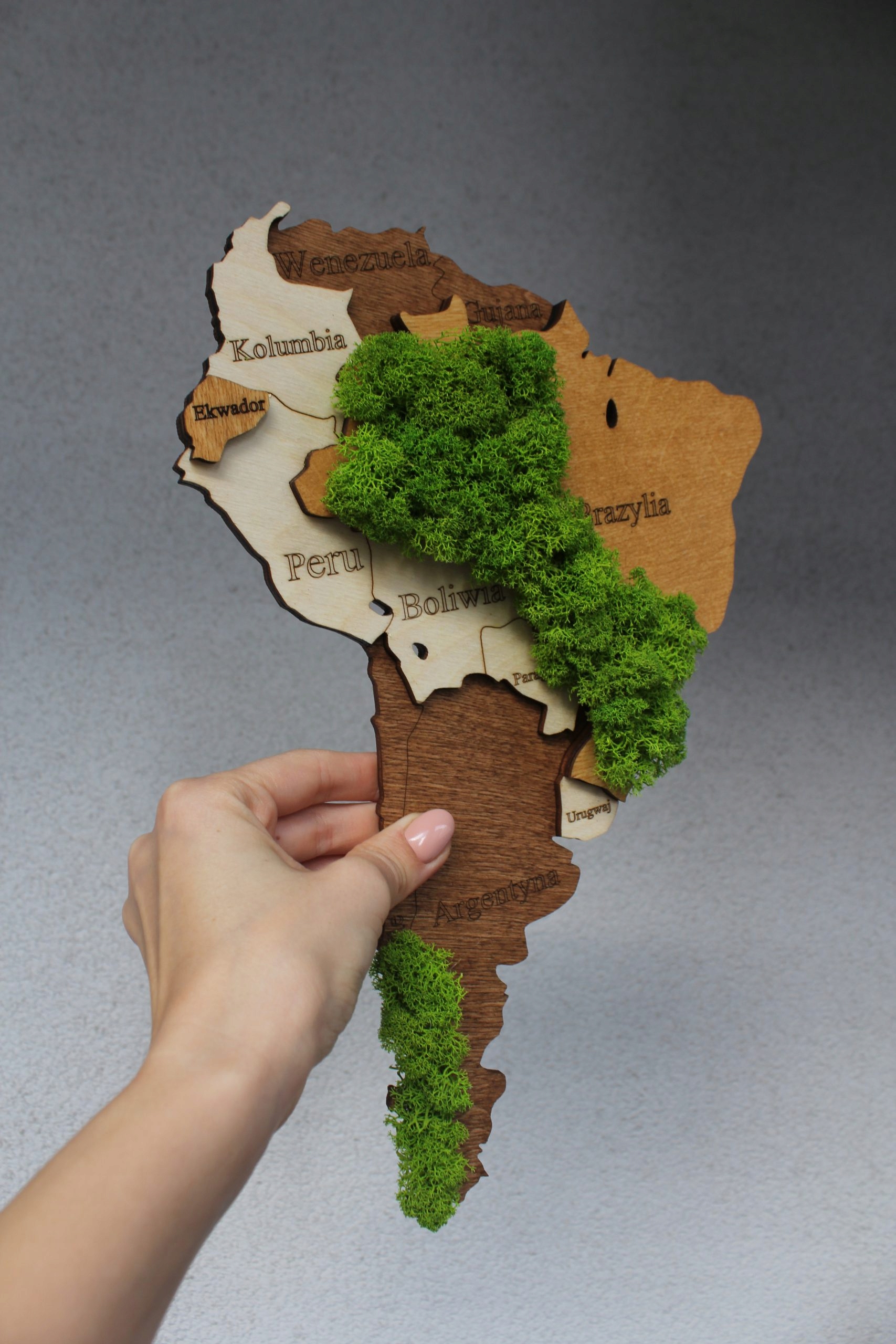 Drewniana Mapa Świata 3D z mchem chrobotkiem M Wysokość produktu 100 cm