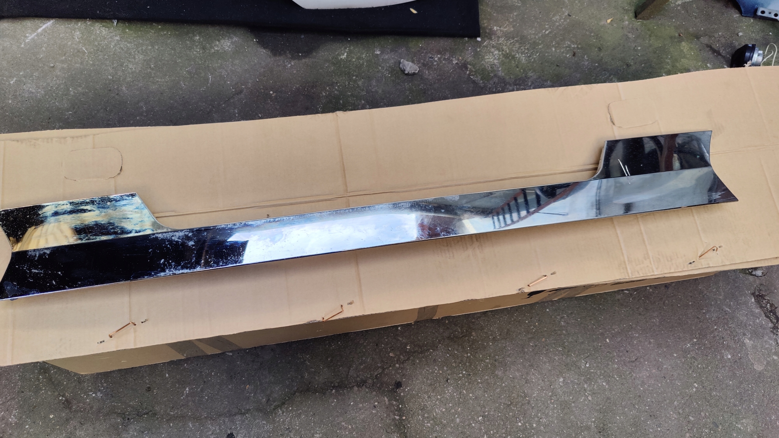 FEND BRILLANT 560SF LISTWA CHROM TYŁ