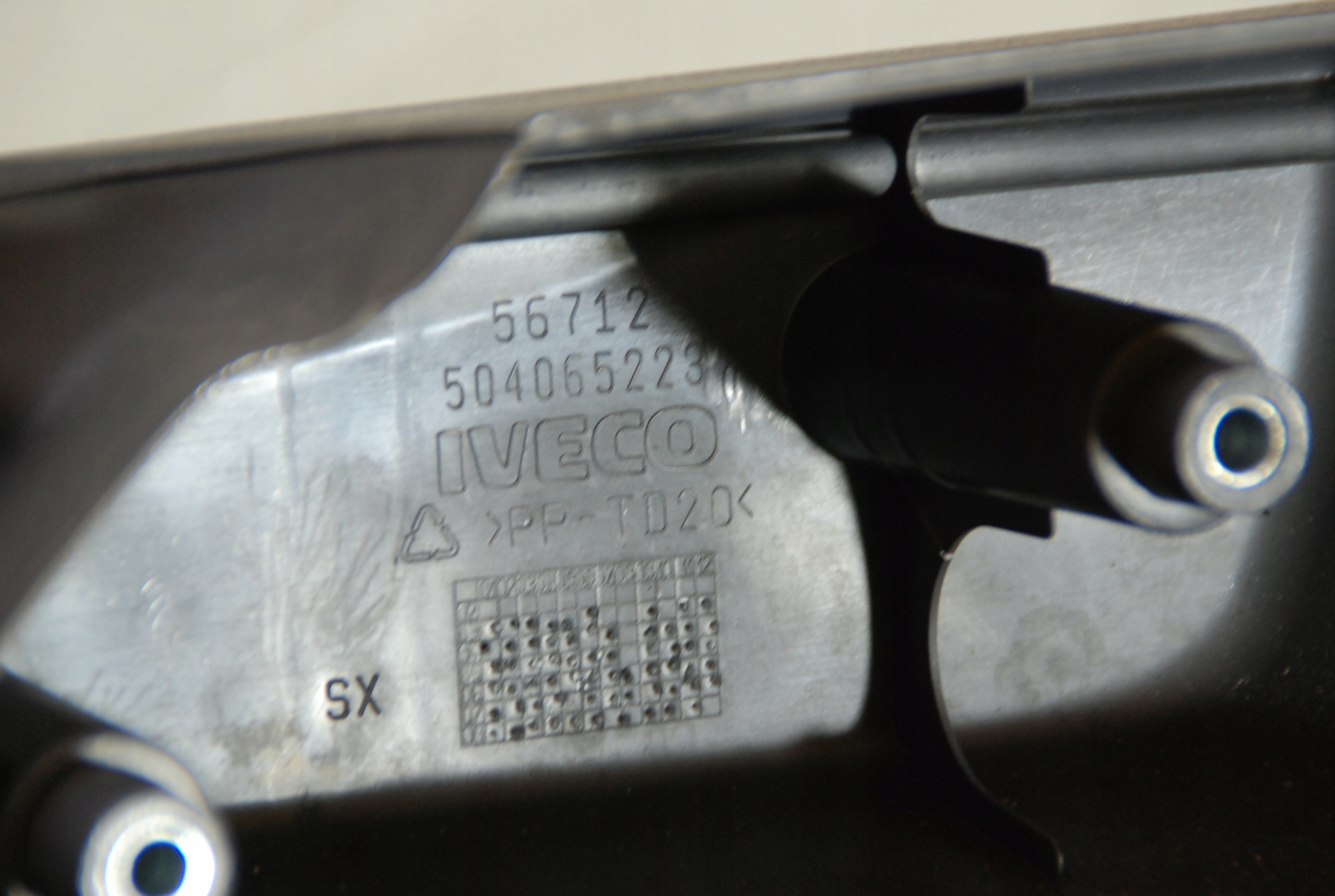 IVECO EUROCARGO III 08 RACZKA UCHWYT DRZWI P L Part number 504065223