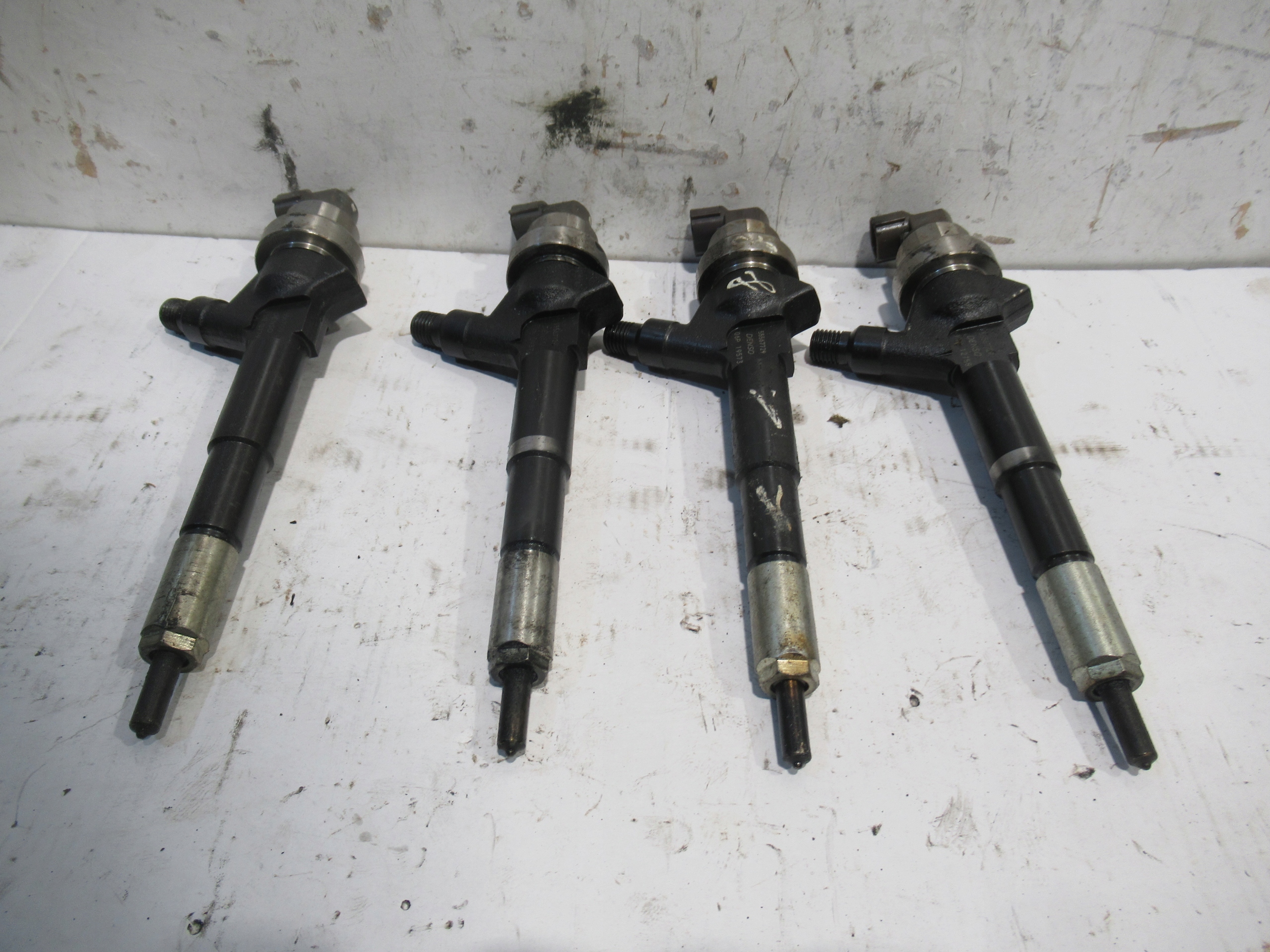 Wtryskiwacz 555667729 Opel Meriva B 1.7 CDTI