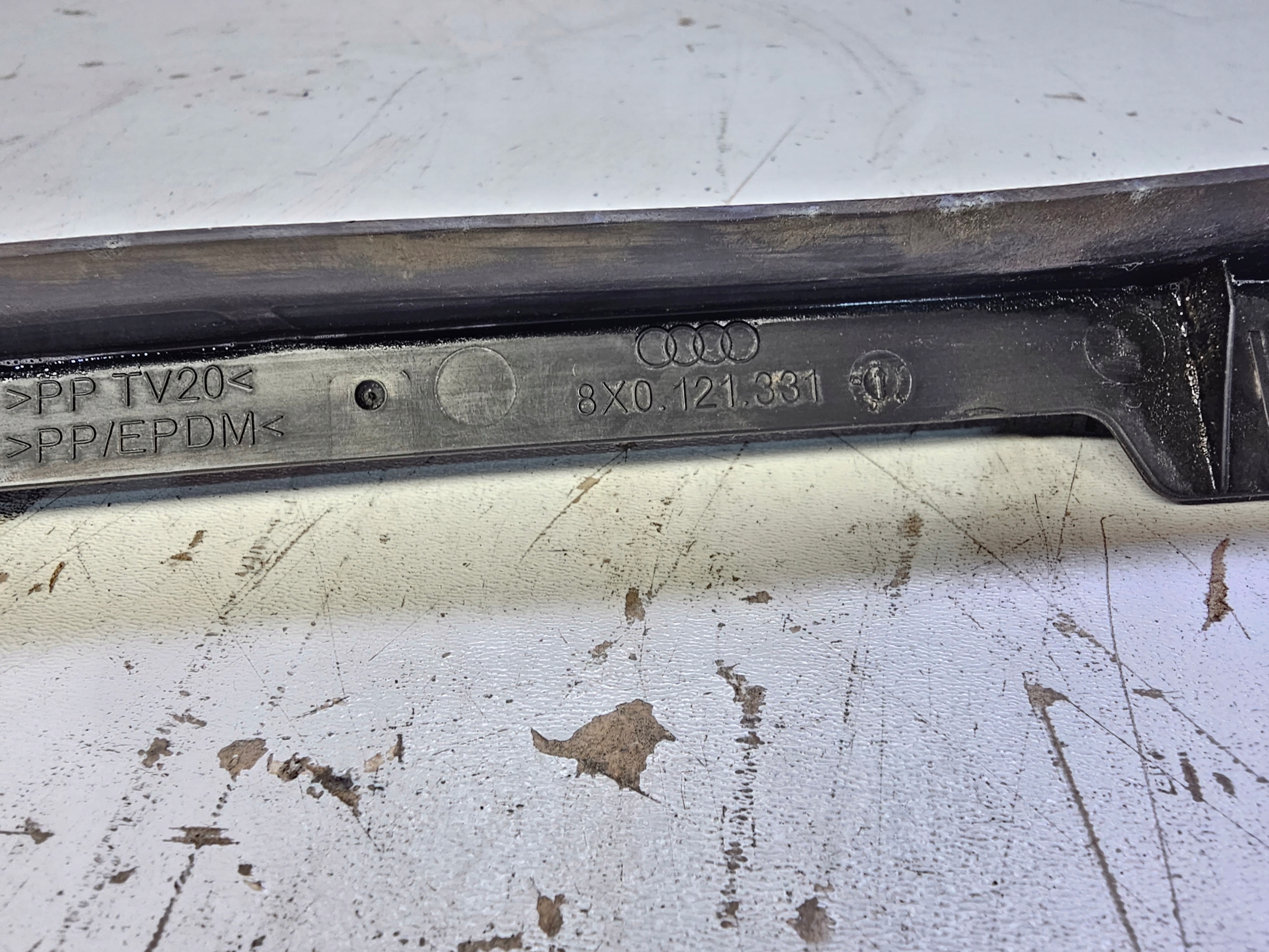 kryt chladiče levá AUDI A1 8X 8X0121331