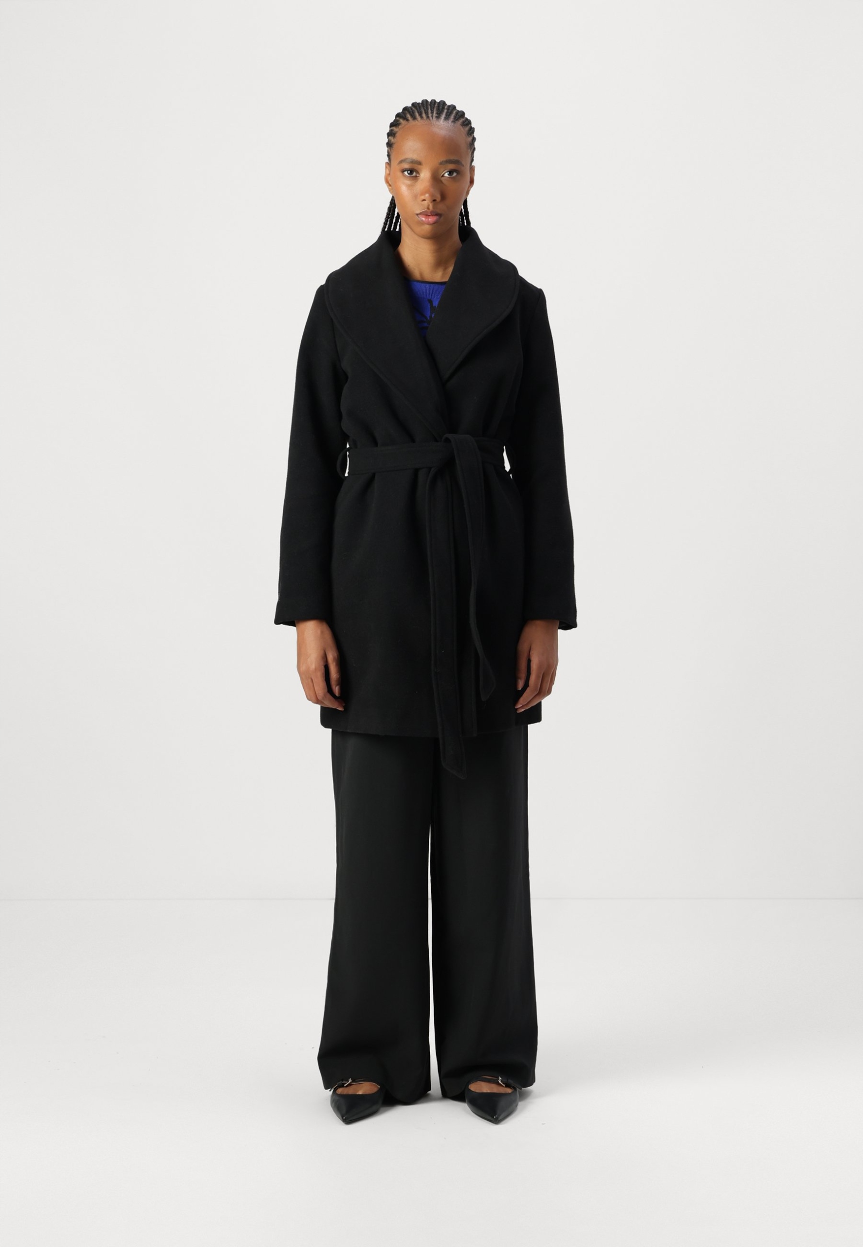 Klasický černý kabát s páskem Jdy XL