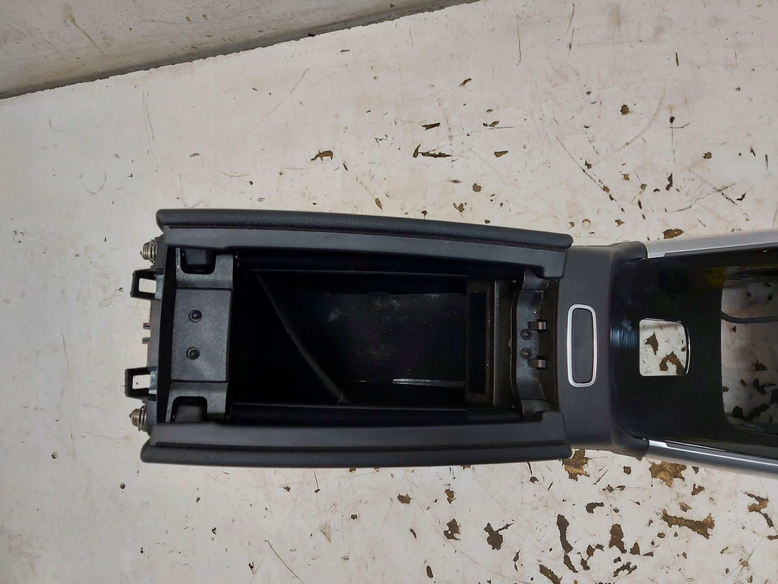 Mercedes EQA 250+ W243 Armlehne TUNEL mitte