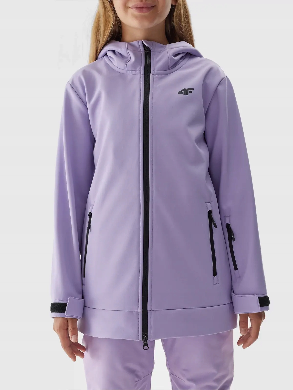 KURTKA DZIEWCZĘCA 4F SOFTSHELL PRZEJŚCIOWA Z KAPTUREM AW23F153 Fason softshell