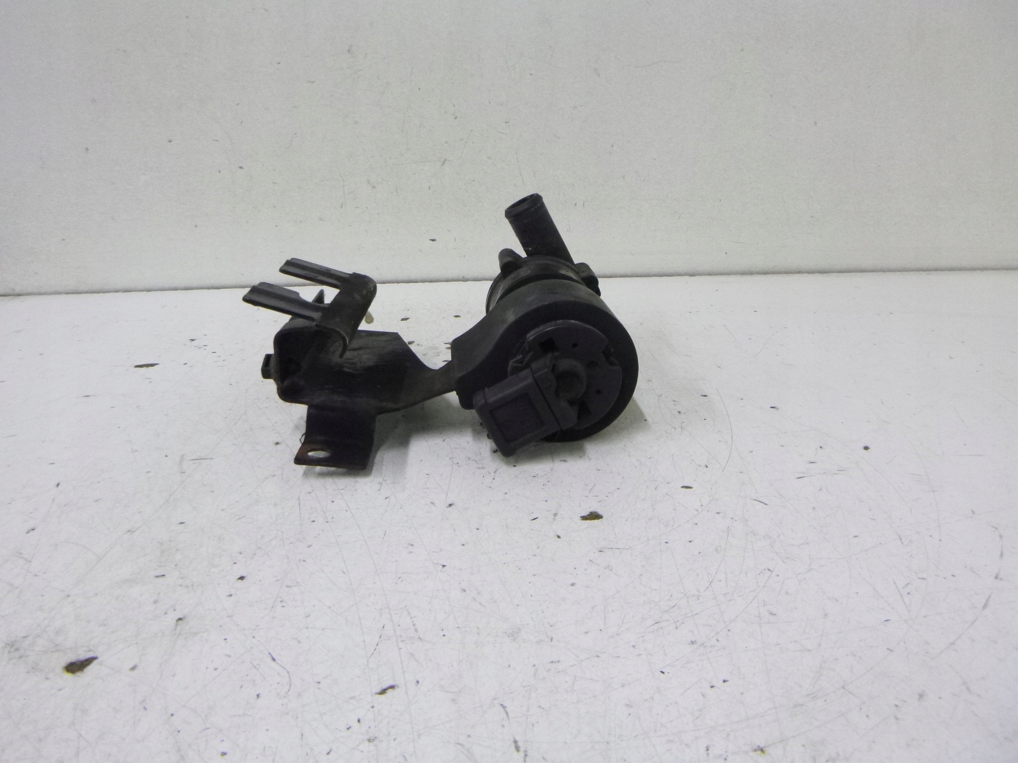 POMPE CIRCULATION D’EAU ÉLECTROVANNE MERCEDES VITO W638