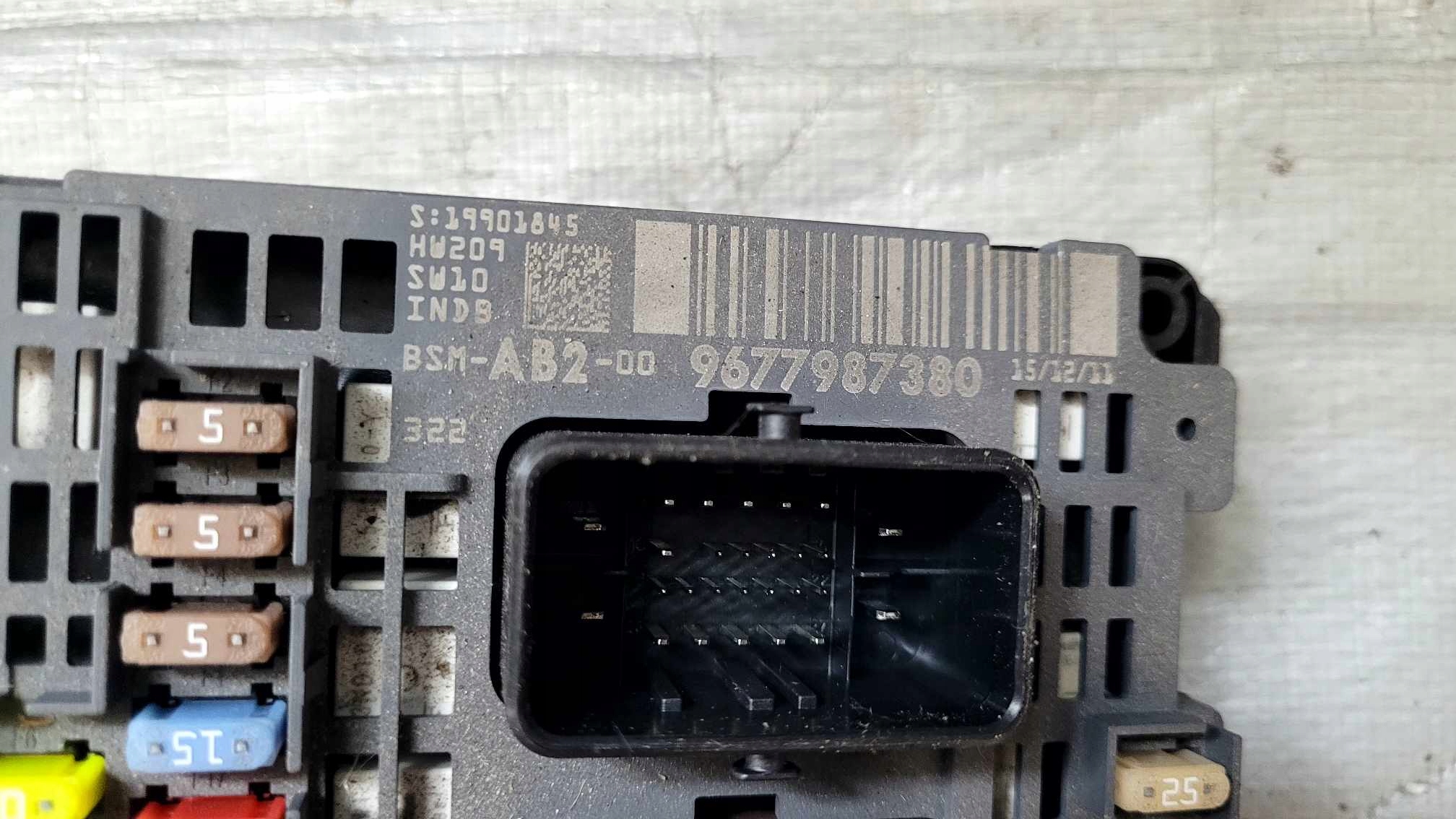 SKRZYNKA BEZPIECZNIKÓW BSM CITROEN DS4 9677987380 Producent części Citroen OE