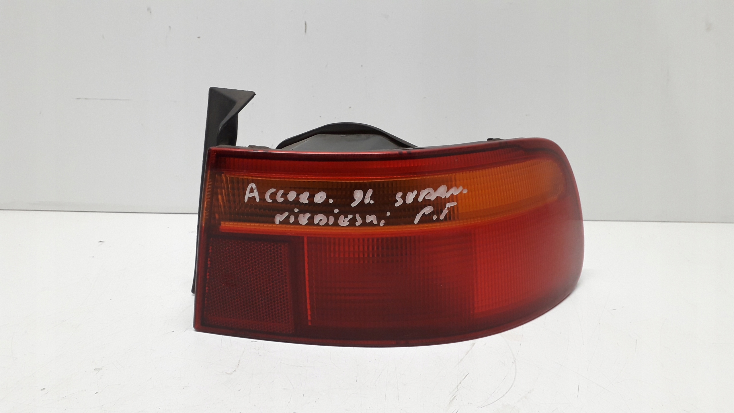 HONDA ACCORD 4D SEDAN 93-96 LAMPA TYLNA PRAWA