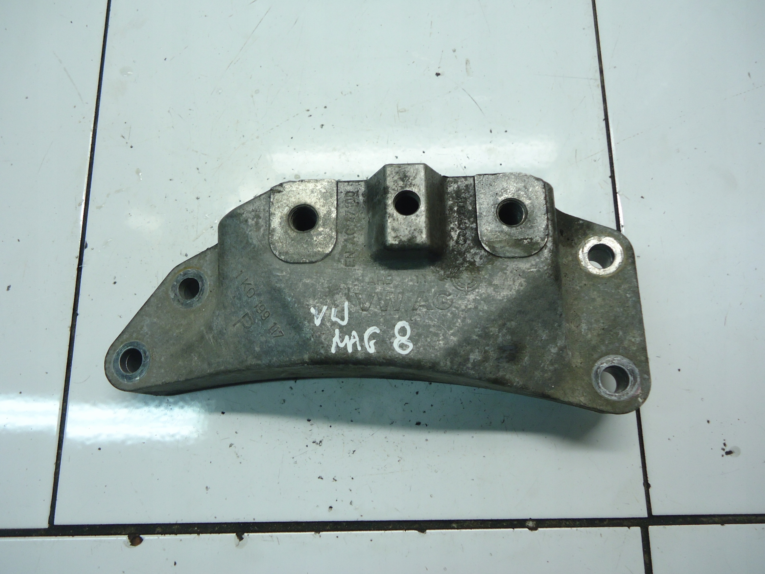 VW GOLF V 1.6FSI Getriebehalter 1K0199117P