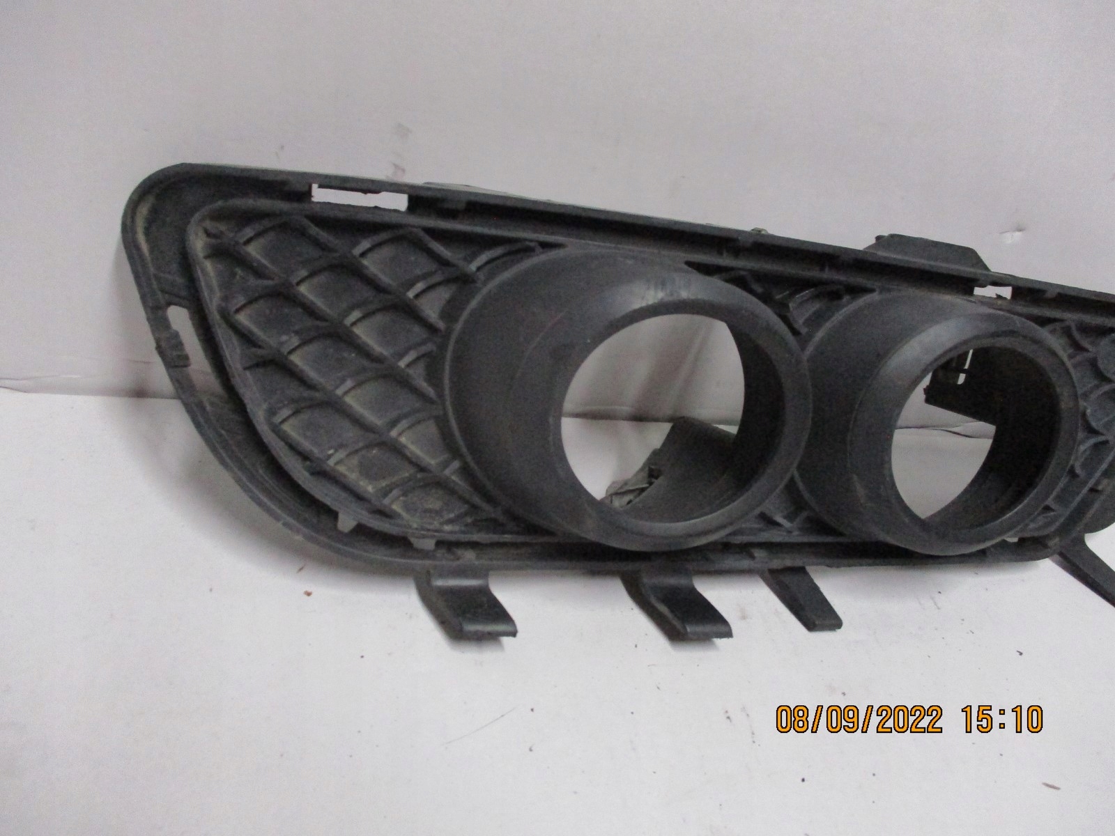 grid of a bumper MERCEDES E KLASA A2128850823 left