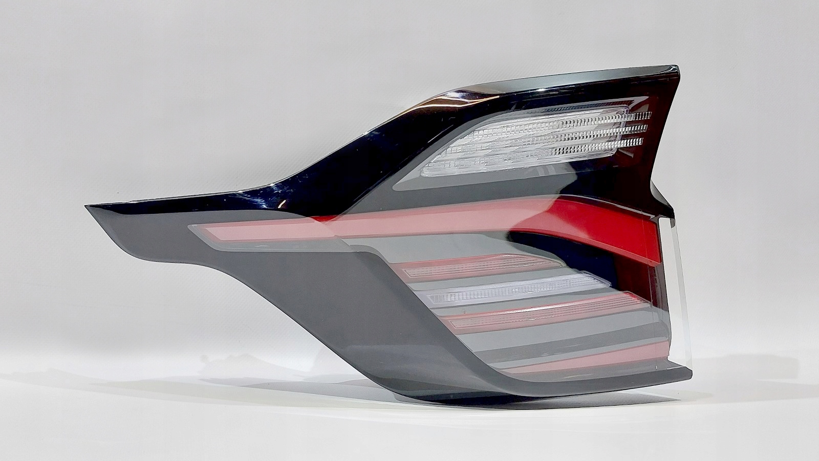 LAMPA TYŁ PRAWY PRAWA KIA SPORTAGE V 21r 92402R2100 Producent części Kia OE