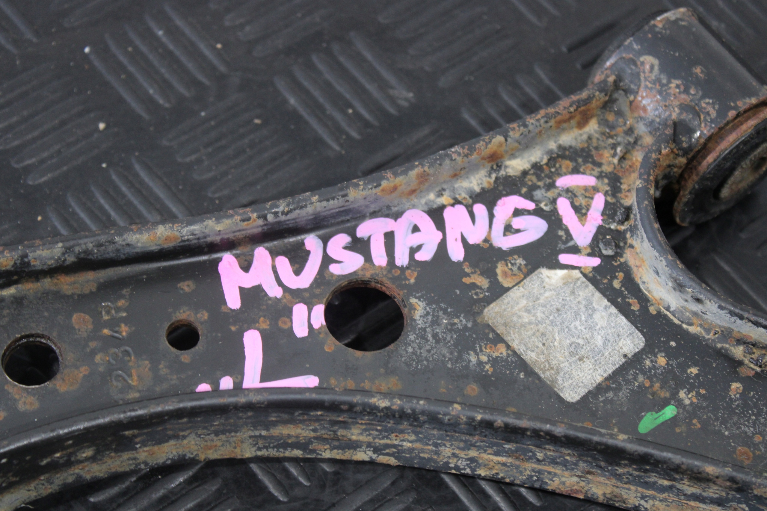 rameno levý předek FORD MUSTANG V 5