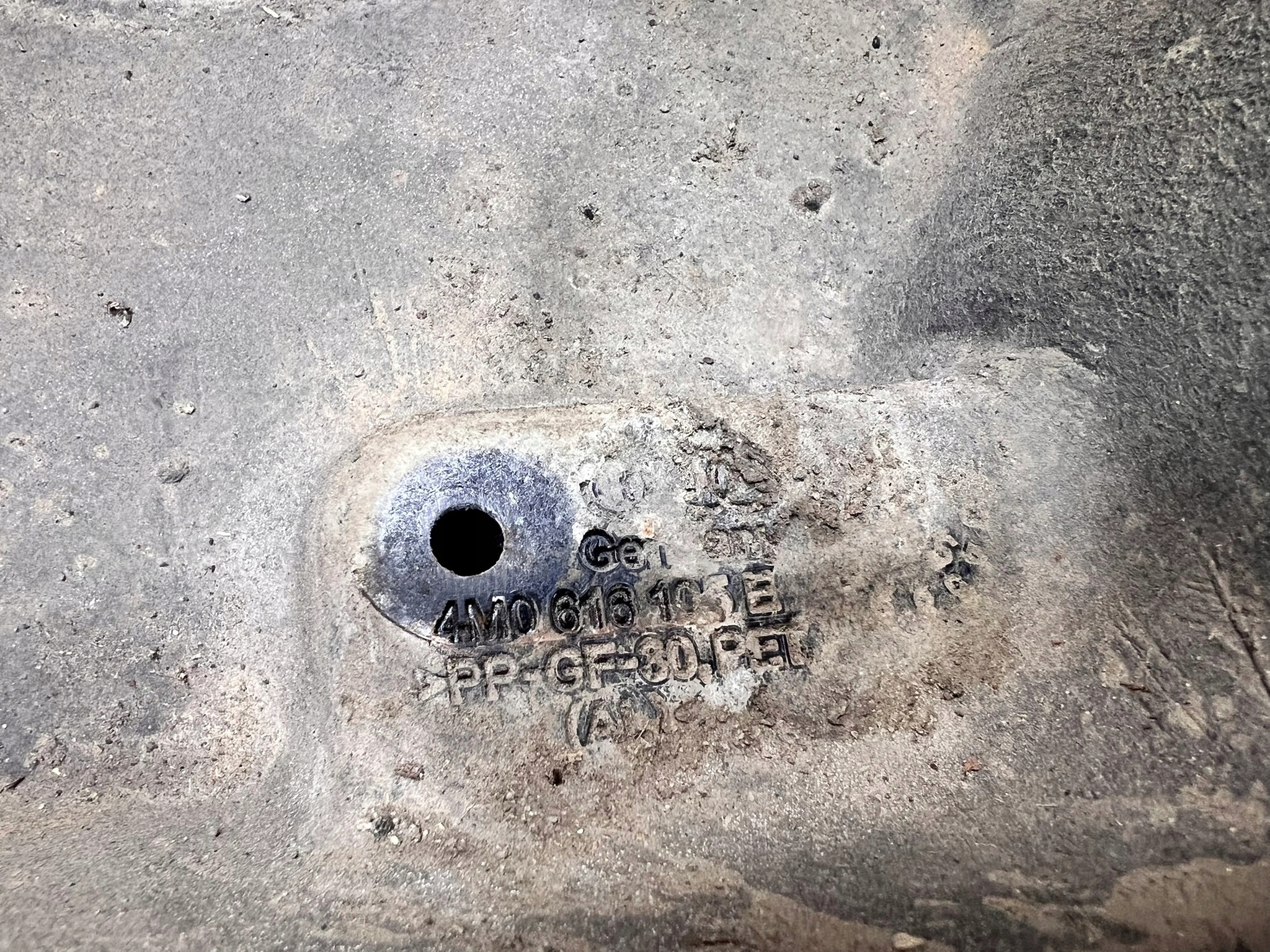 Blende Abdeckung TERMICZNA KOMPRESORA AUDI Q7 4M 4M0616105E