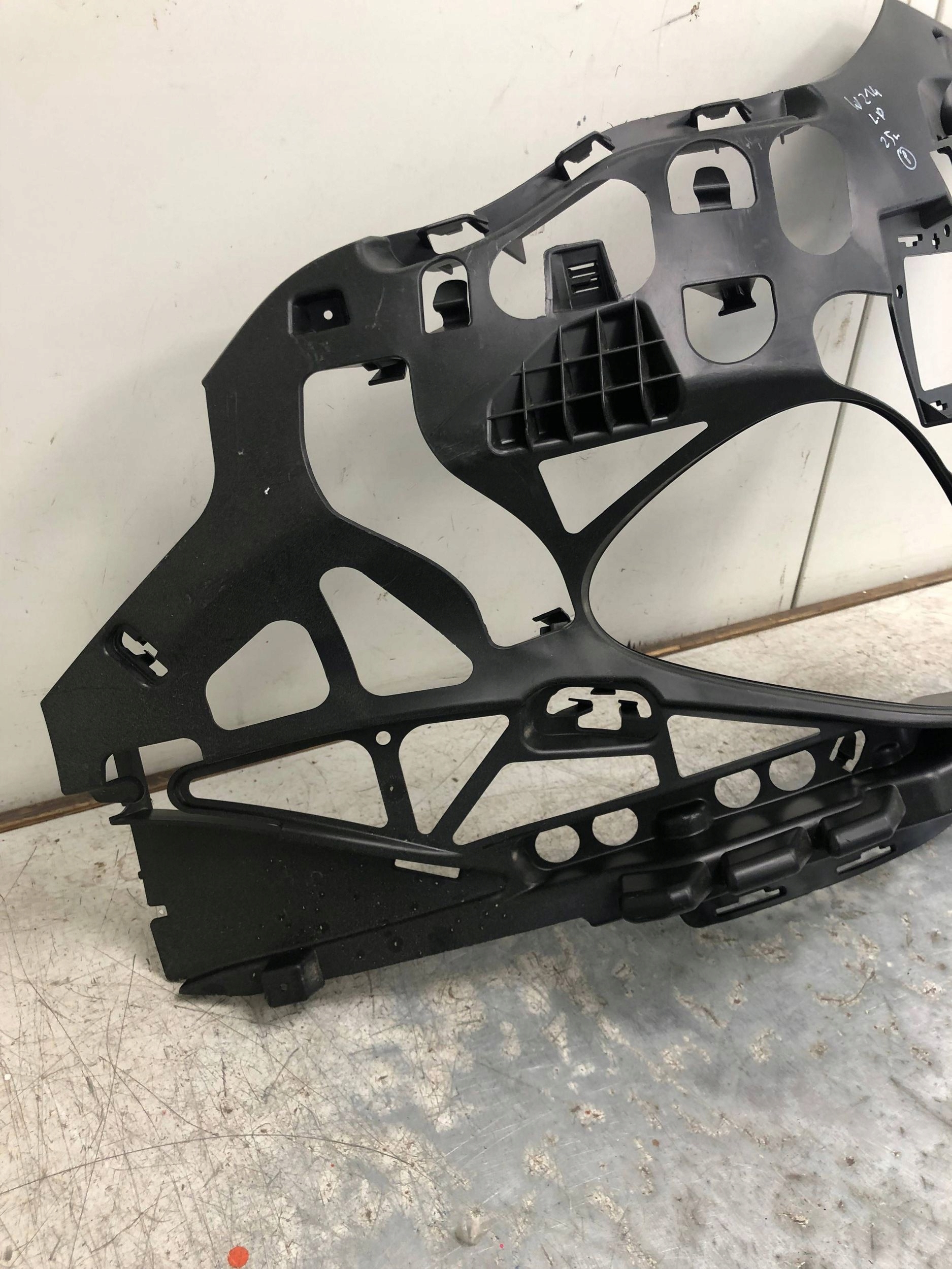 bumper bracket left front MERCEDES W214 A2148850400