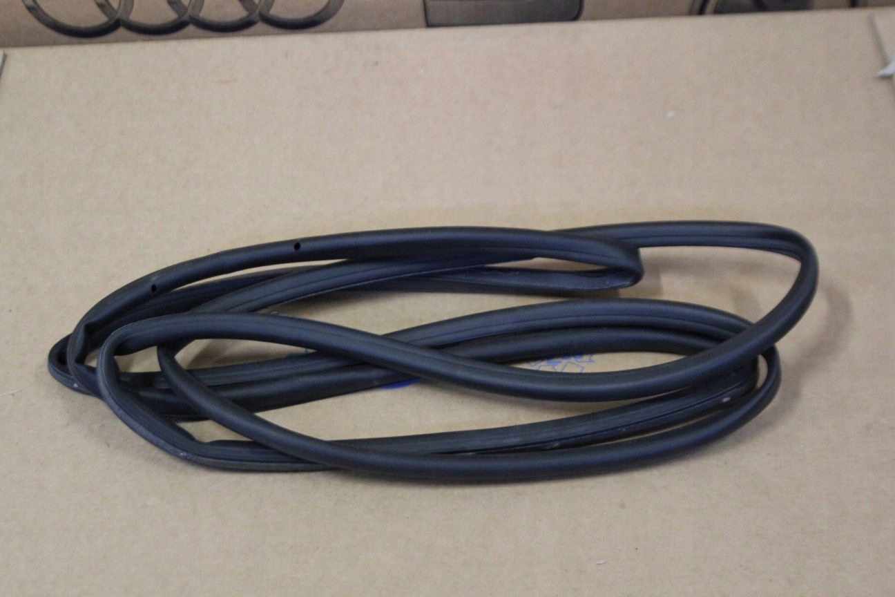 USZCZELKA DRZWI TYL PRAWY VW TOUAREG III 760839702 Car type 4x4 SUV