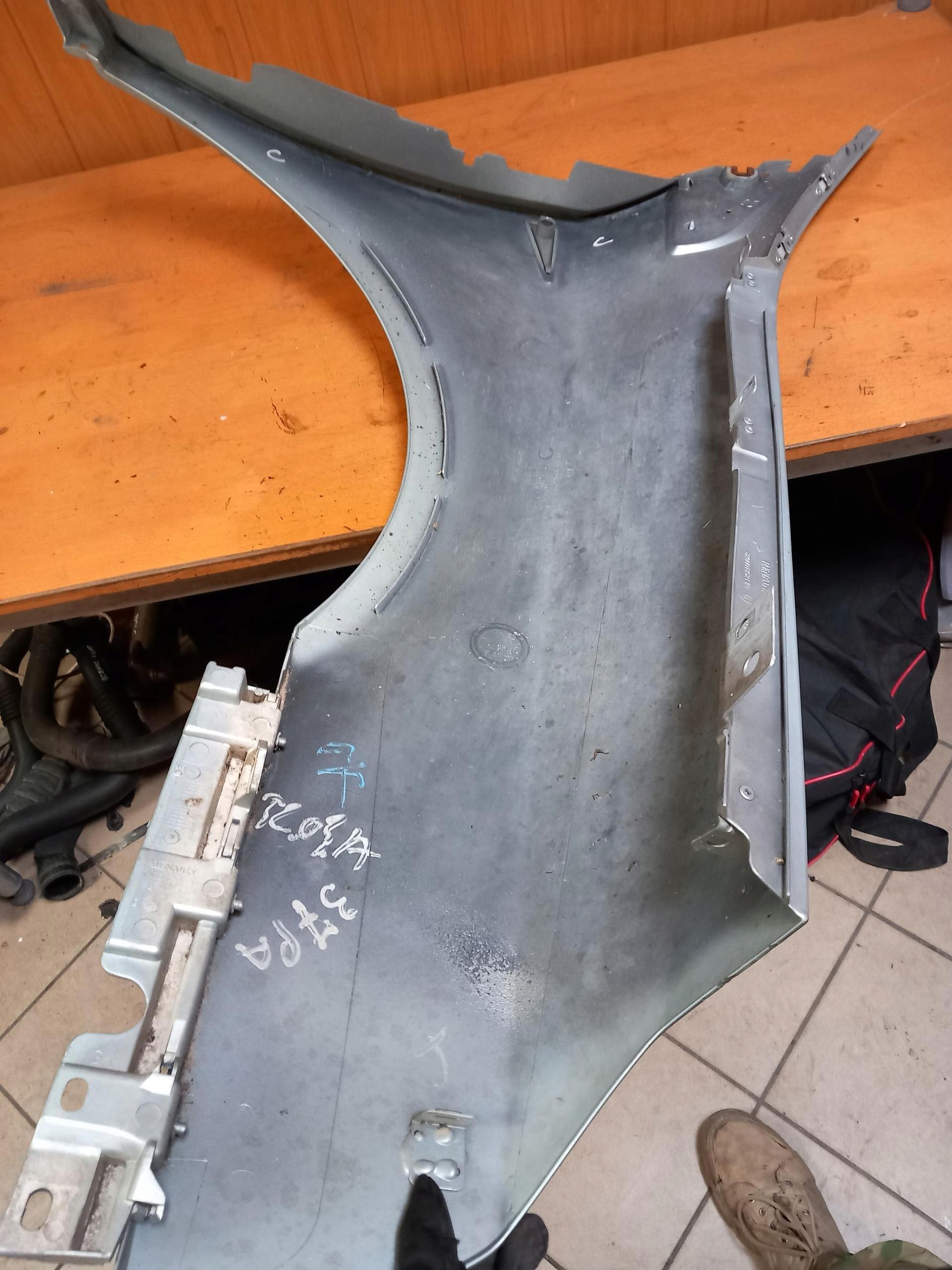 fender left front RENAULT VEL SATIS 01-09 8200018521