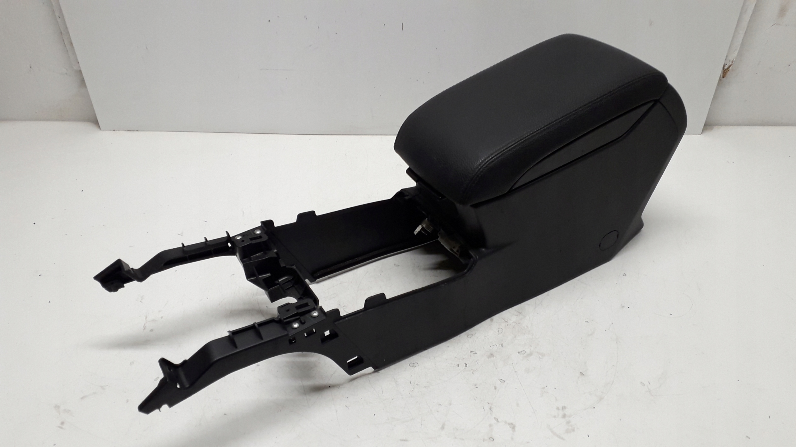 LEGACY V OUTBACK IV TUNEL ŚRODKOWY PODŁOKIETNIK