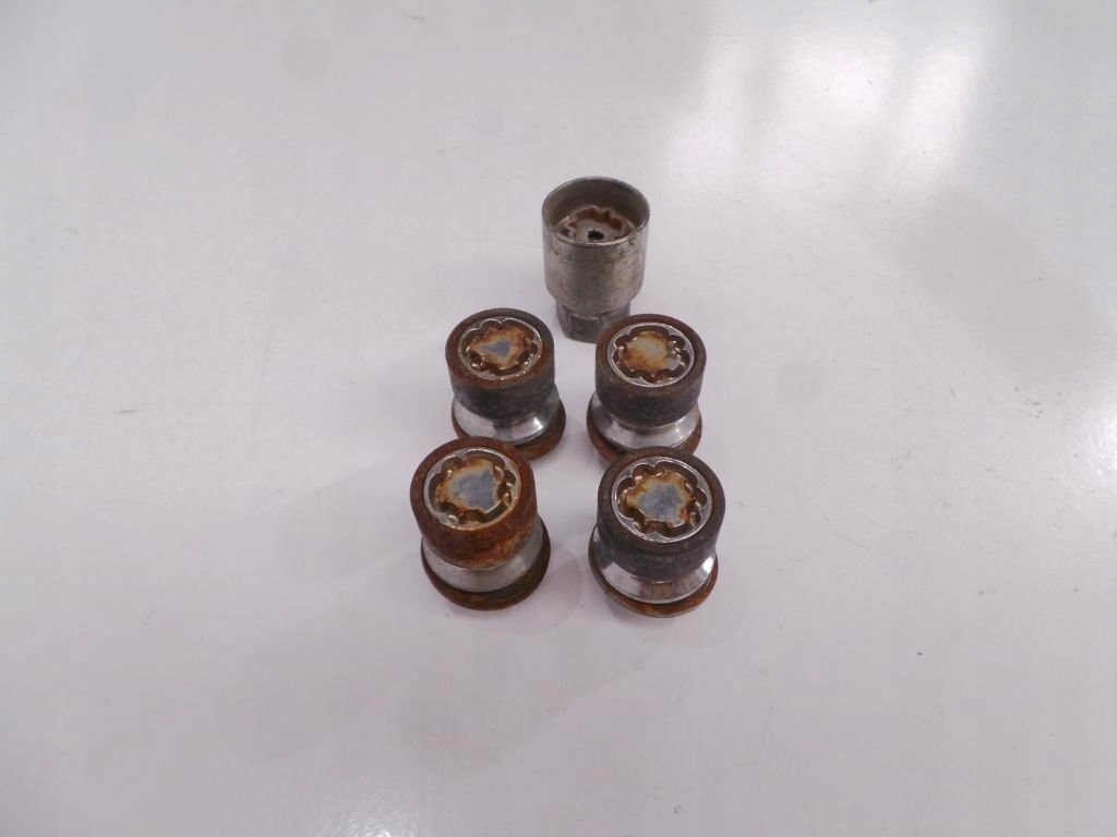 INFINITI Q50 2016 колесные болты