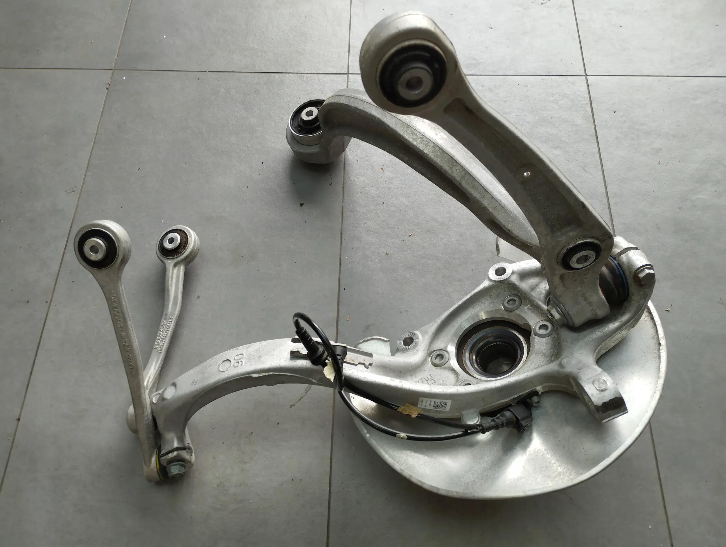 Audi A6 C7 4G otoč pravá předek ramene 4G0407242D