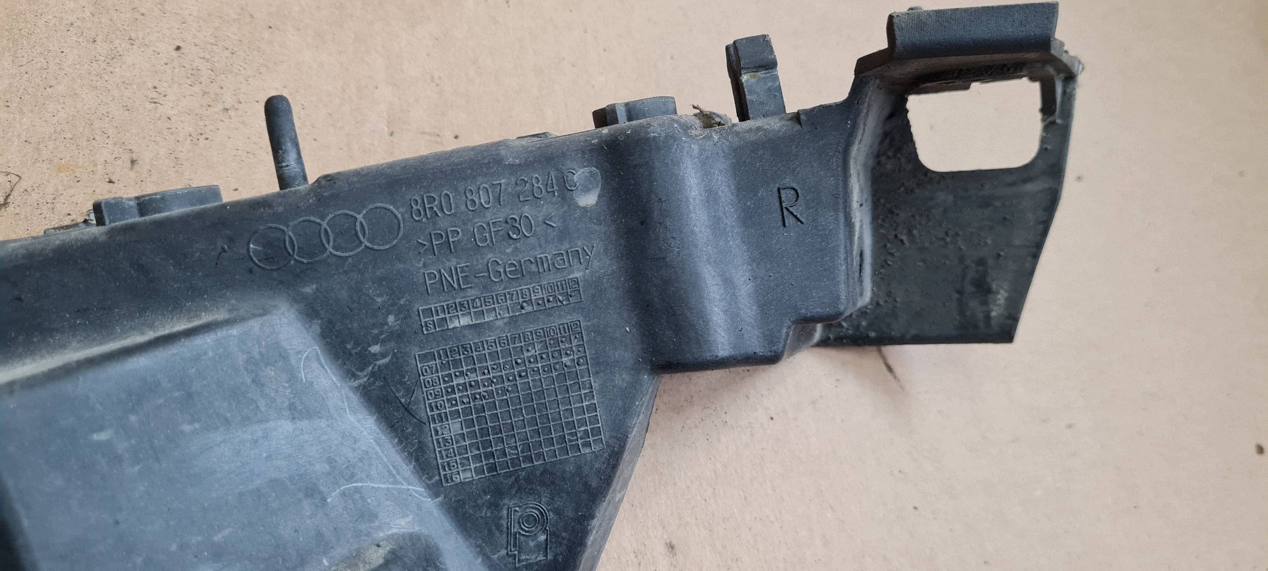Q5 8R support holder bracket of a bumper right front 8R0807284C
