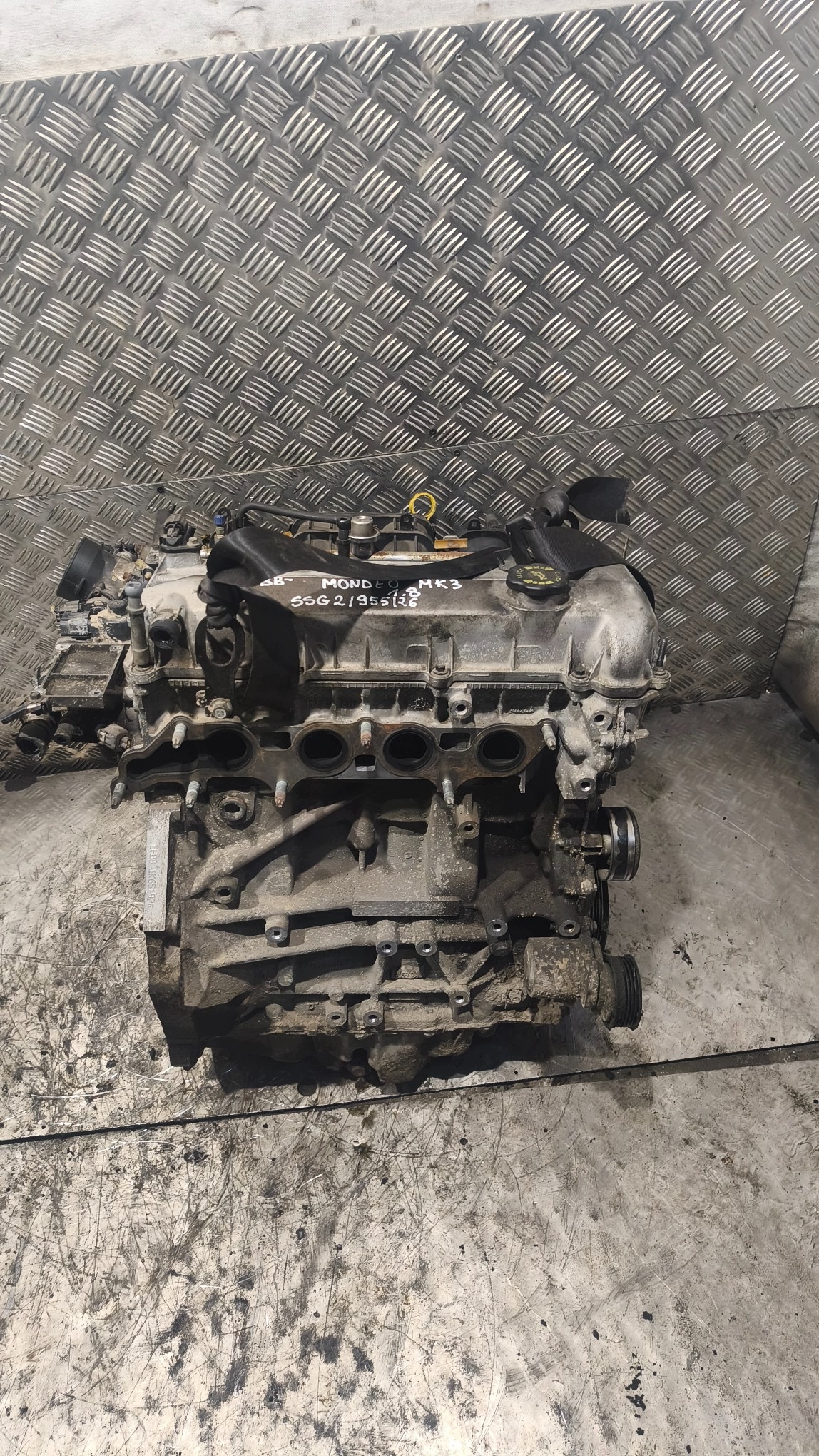 moteur nu cache- FORD MONDEO MK3 1.8B CHBB