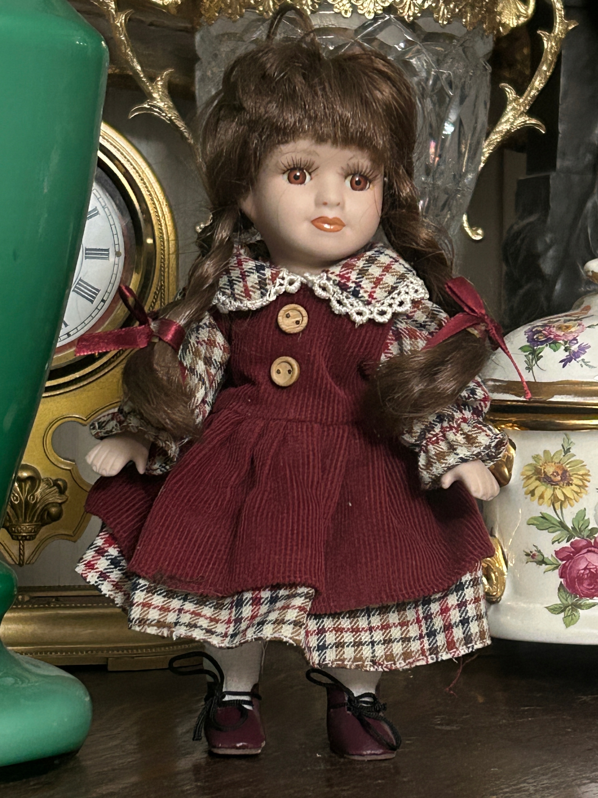 LALKA KOLEKCJONERSKA PORCELANOWA Z WARKOCZAMI