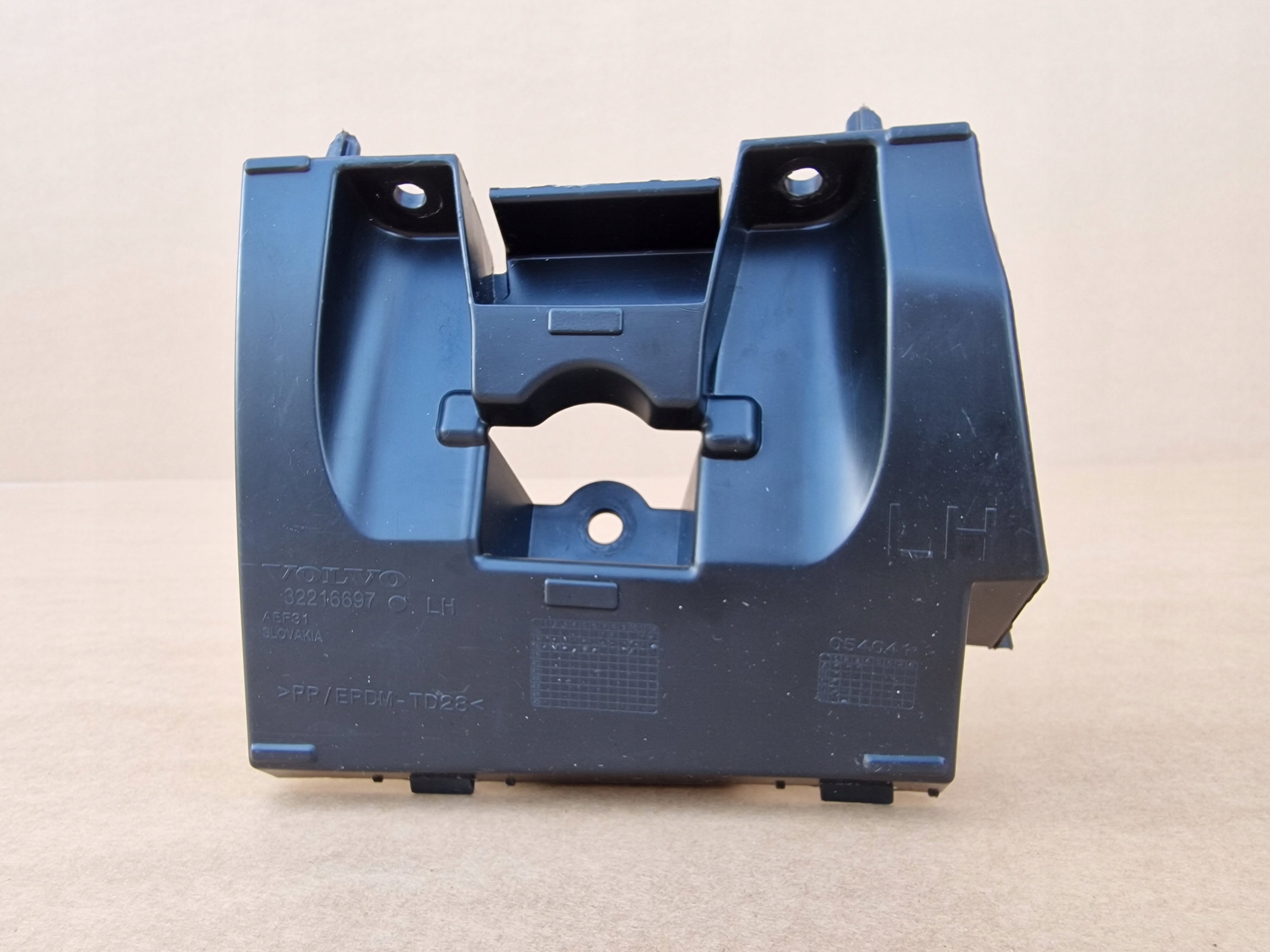 left holder support console of a fender XC60 II