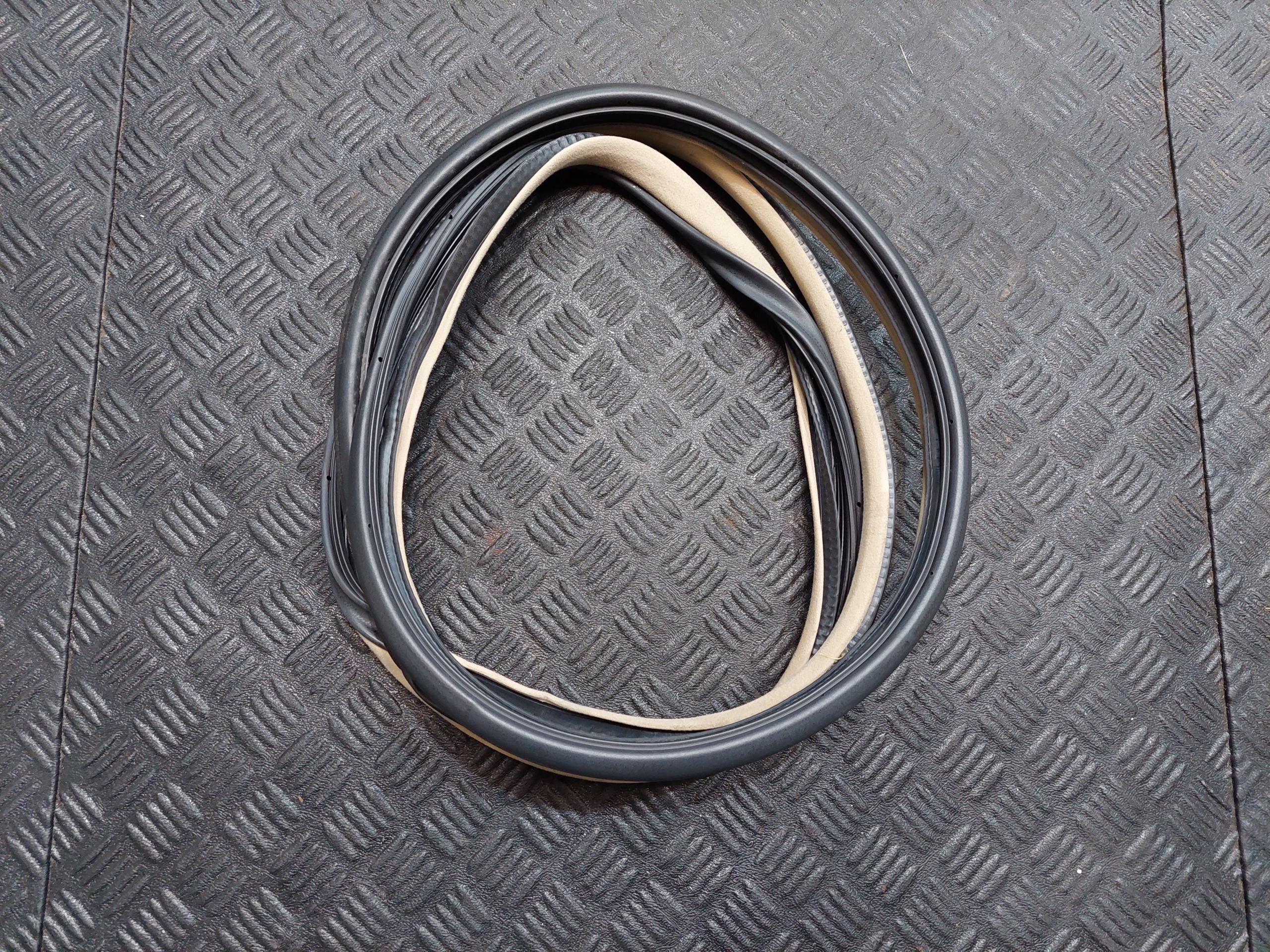 USZCZELKA DRZWI LEWY PRZOD HONDA LEGEND IV KB1