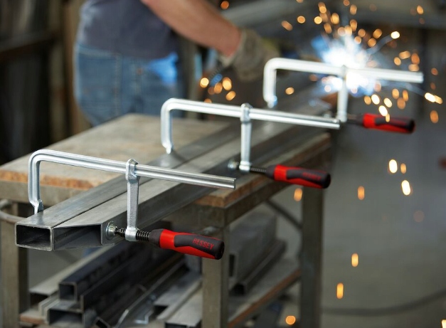 BESSEY ŚCISK ŚRUBOWY ŚLUSARSKI STALOWY BESSEY GZ RĘKOJEŚCIĄ Z TWORZYWA SZT. Marka Bessey