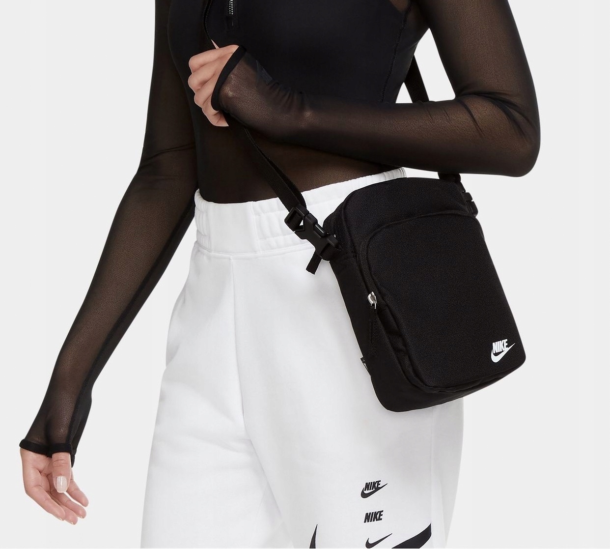 LISTONOSZKA NIKE HERITAGE SASZETKA NA RAMIĘ TOREBKA DB0456-010 Rodzaje kieszonek miejsce na telefon