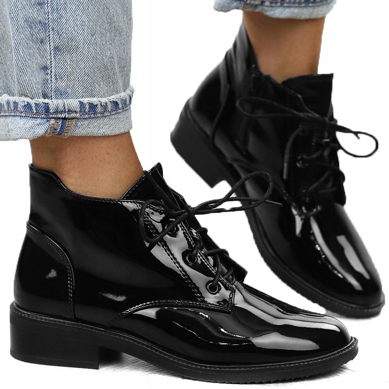 Černé dámské kotníkové boty s lakovanými zateplenými botami na ploché podrážce