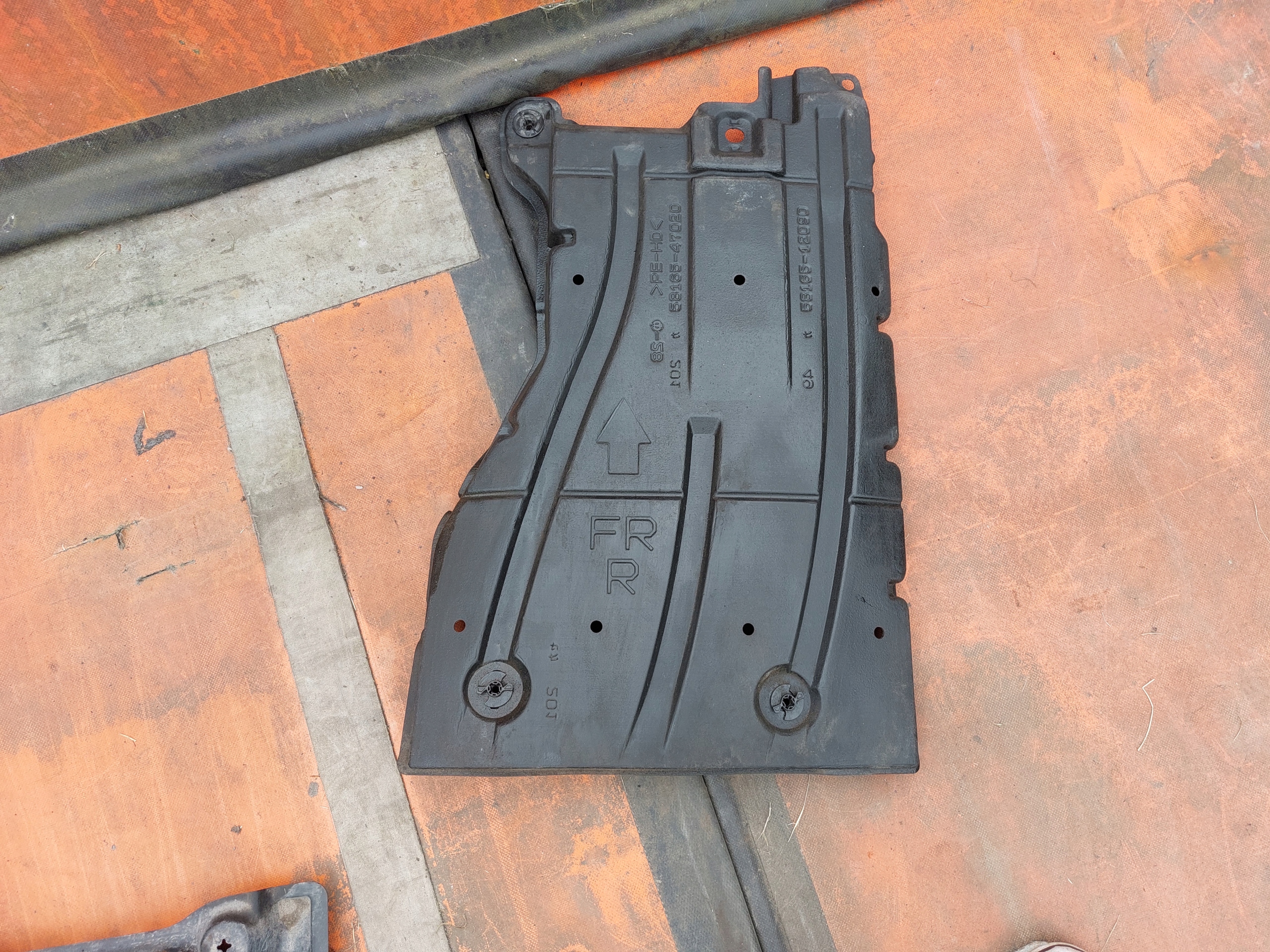 cover chassis right TOYOTA PRIUS plus VI 20r
