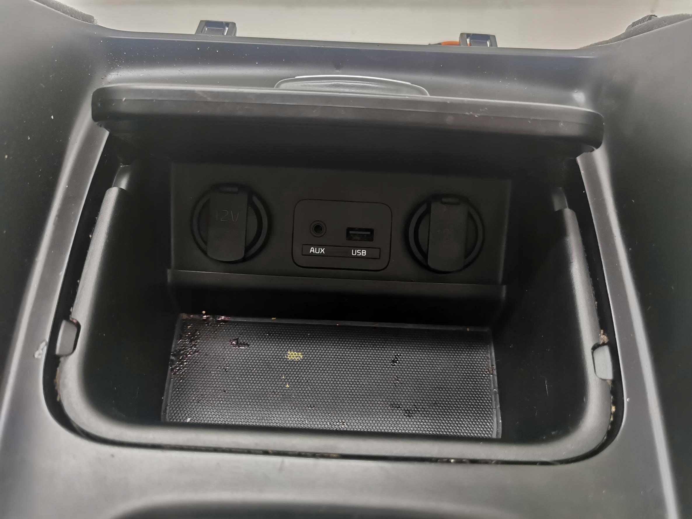 TUNEL mitte KIA CARENS IV 13-19 84633-A4900 EU