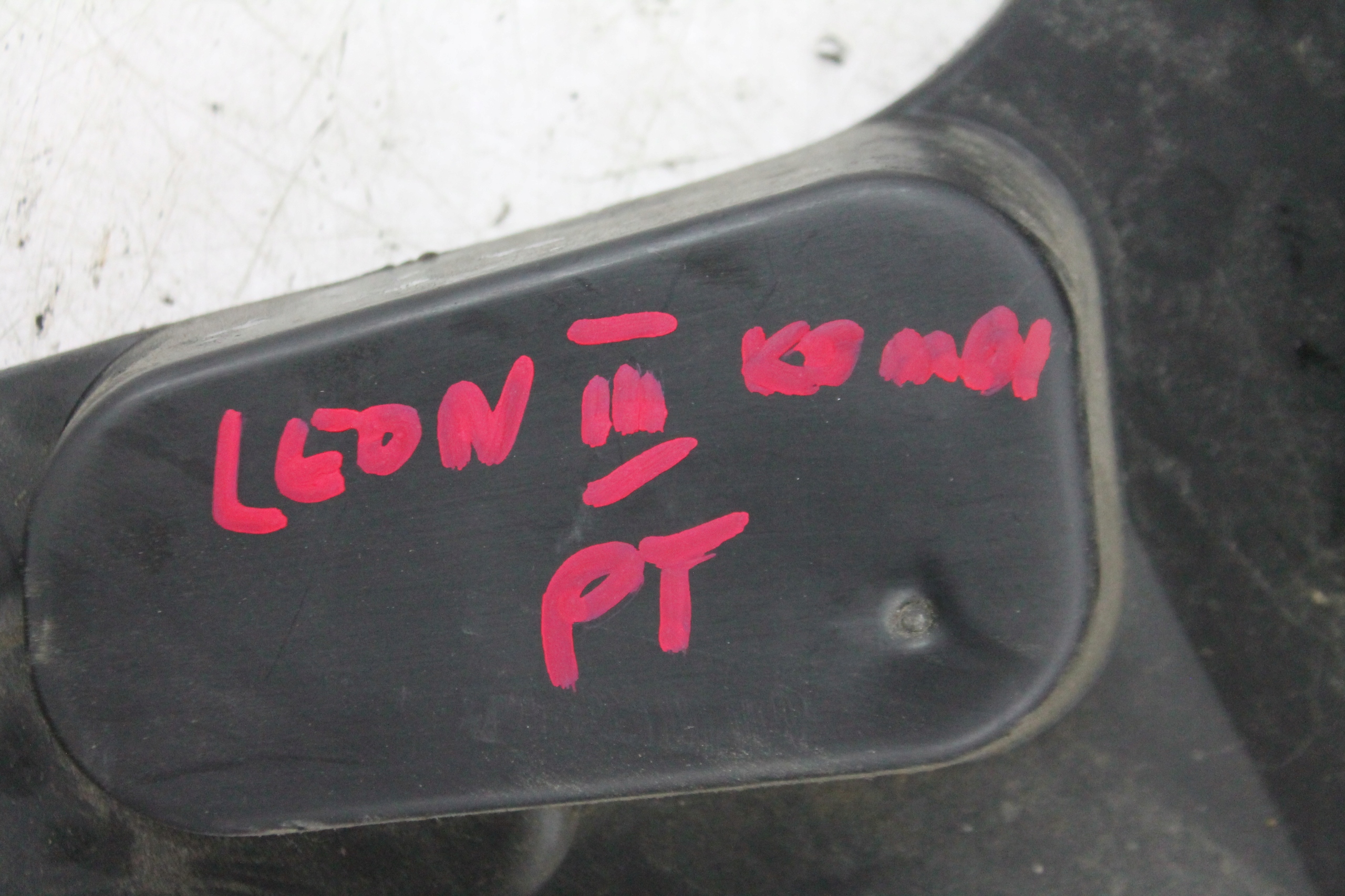 support right rear part 5F9807376B LEON III KOMBI 12