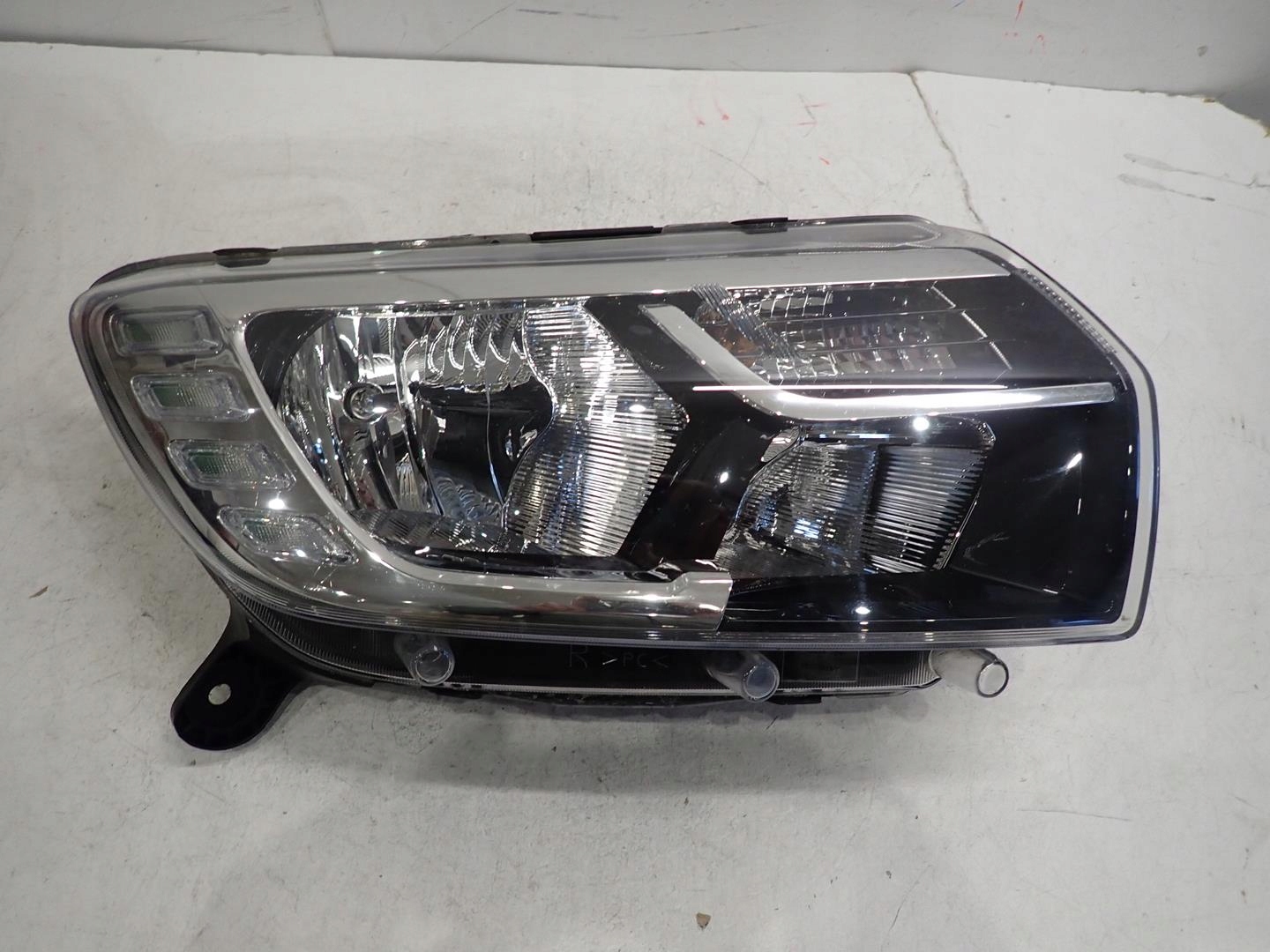 light front front right DACIA SANDERO II LIFT LOGAN 2016- 260103529