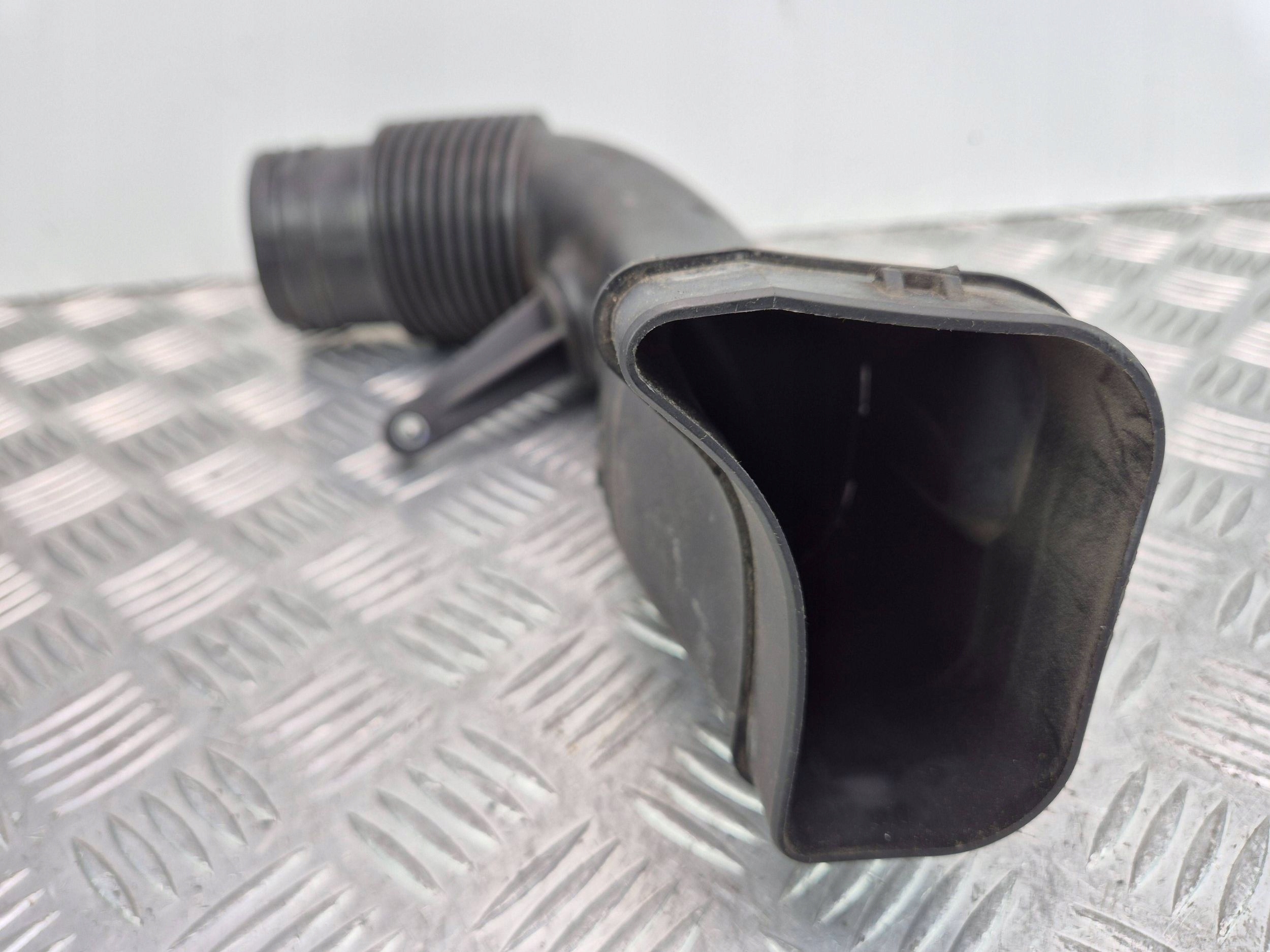Mercedes E250 CGI W212 pipe hose dolotowy air A2740900882