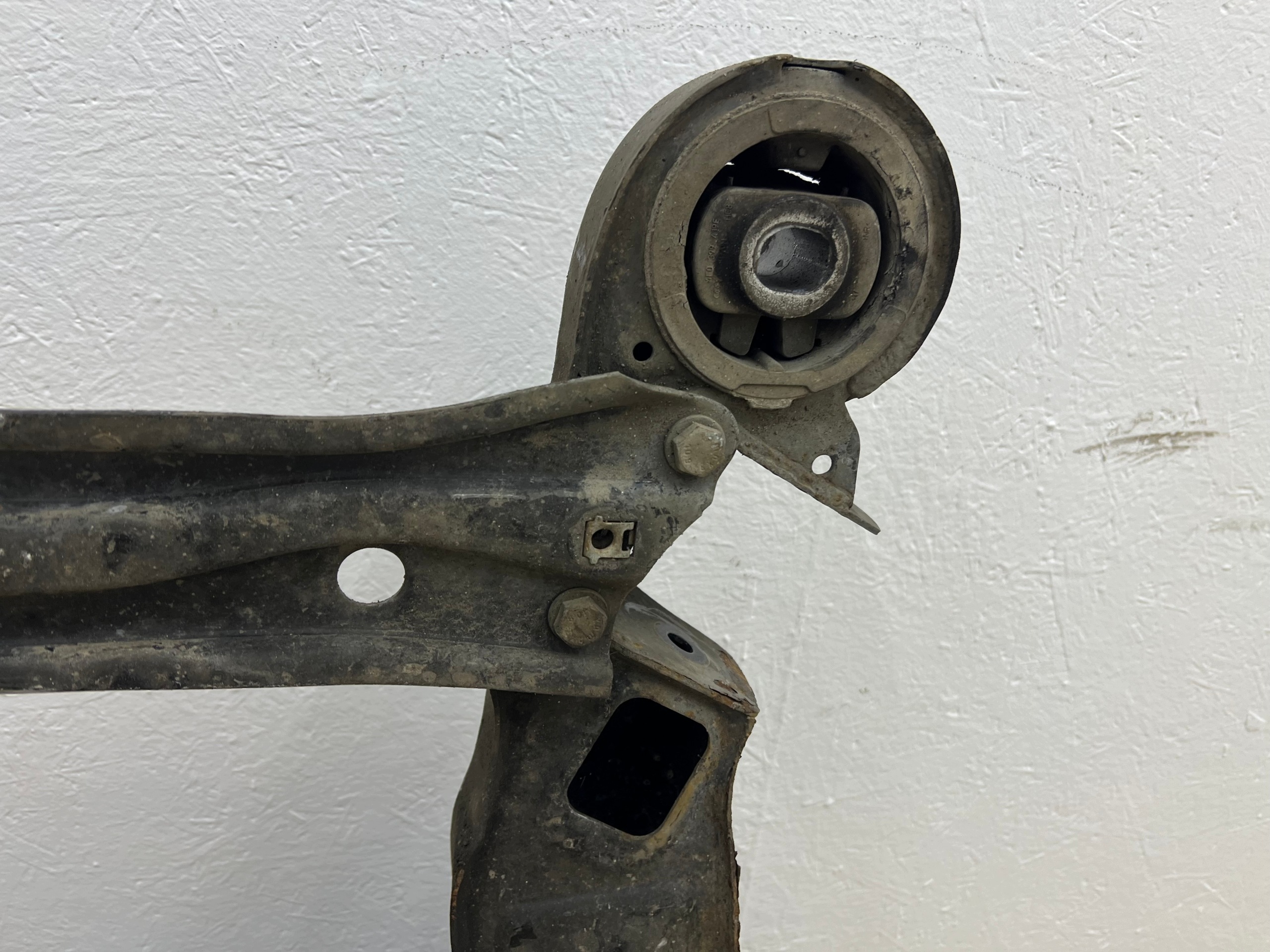 subframe axle beam springing of the engine front AUDI A6 C6 2.7/3.0 TDI 4F0399313AD