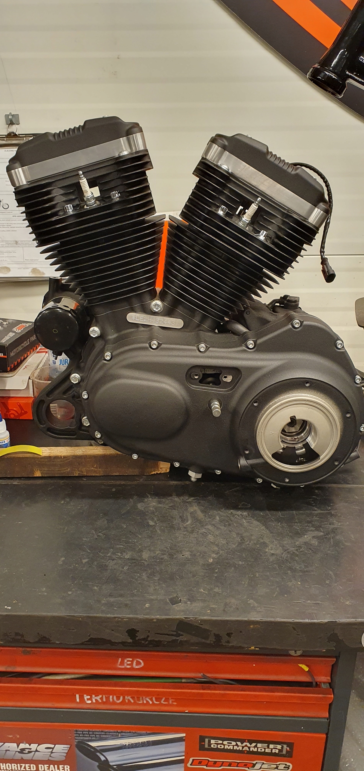 motor 883