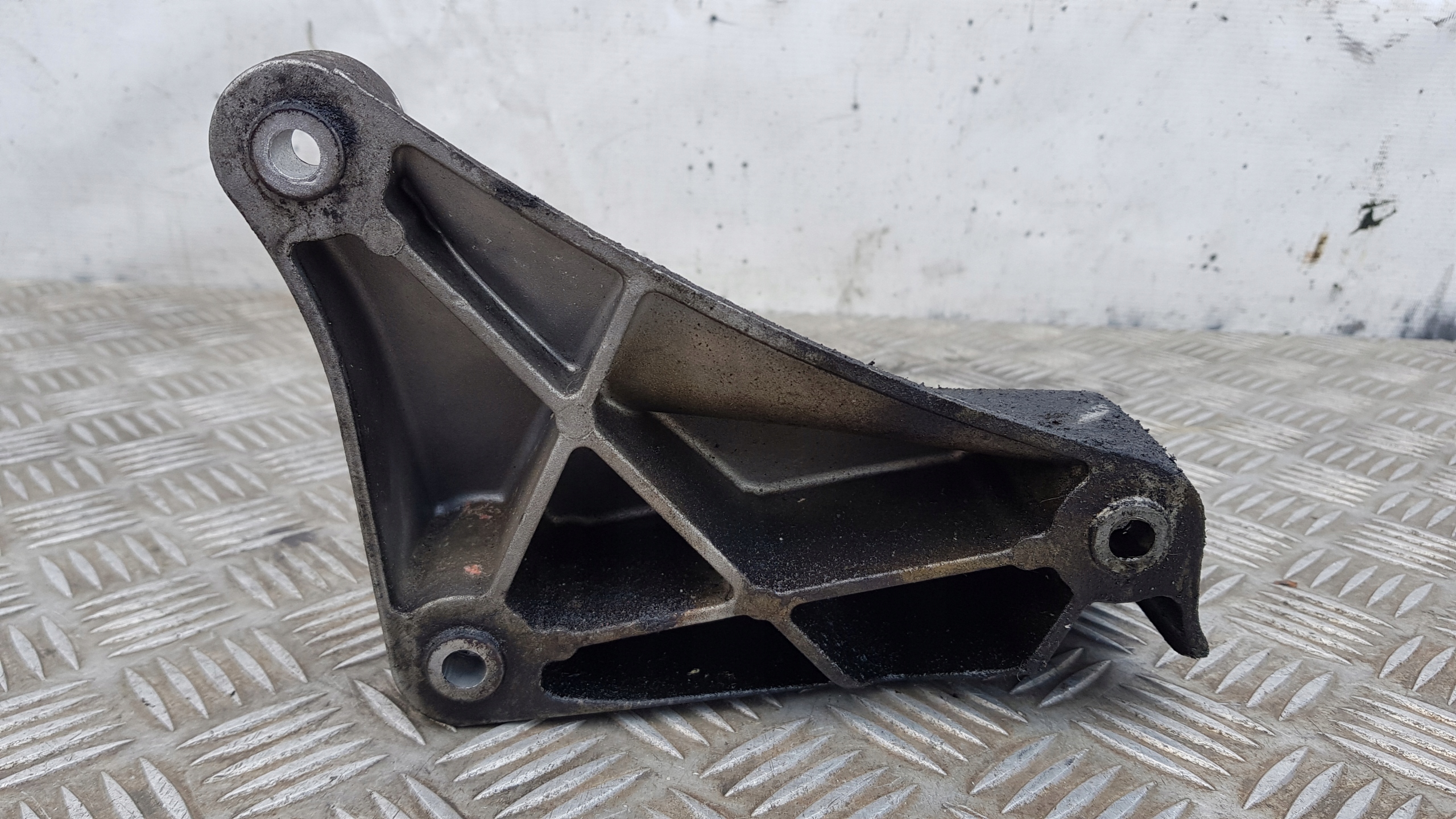 E39 2.5D 3.0D 525D 530D engine supporting mount left 6750441