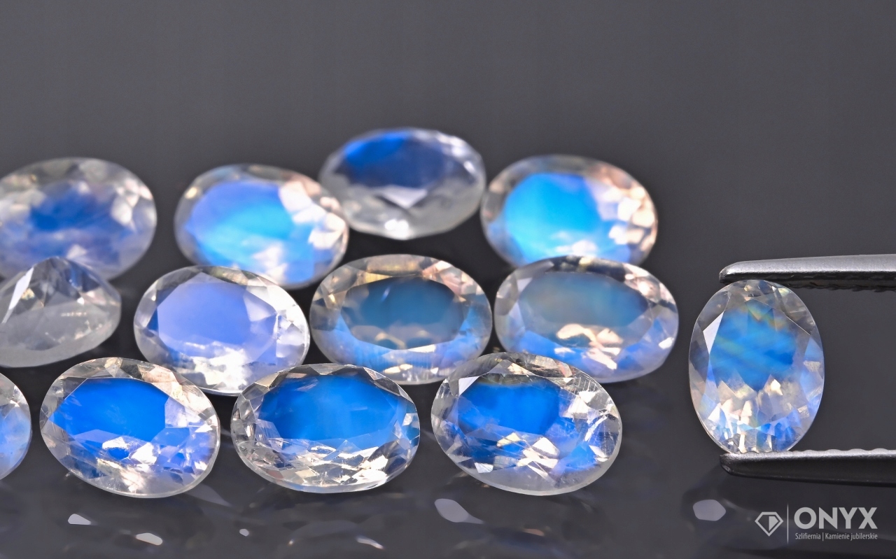 Měsíční kámen Aa fazetovaný ovál 6x4 mm