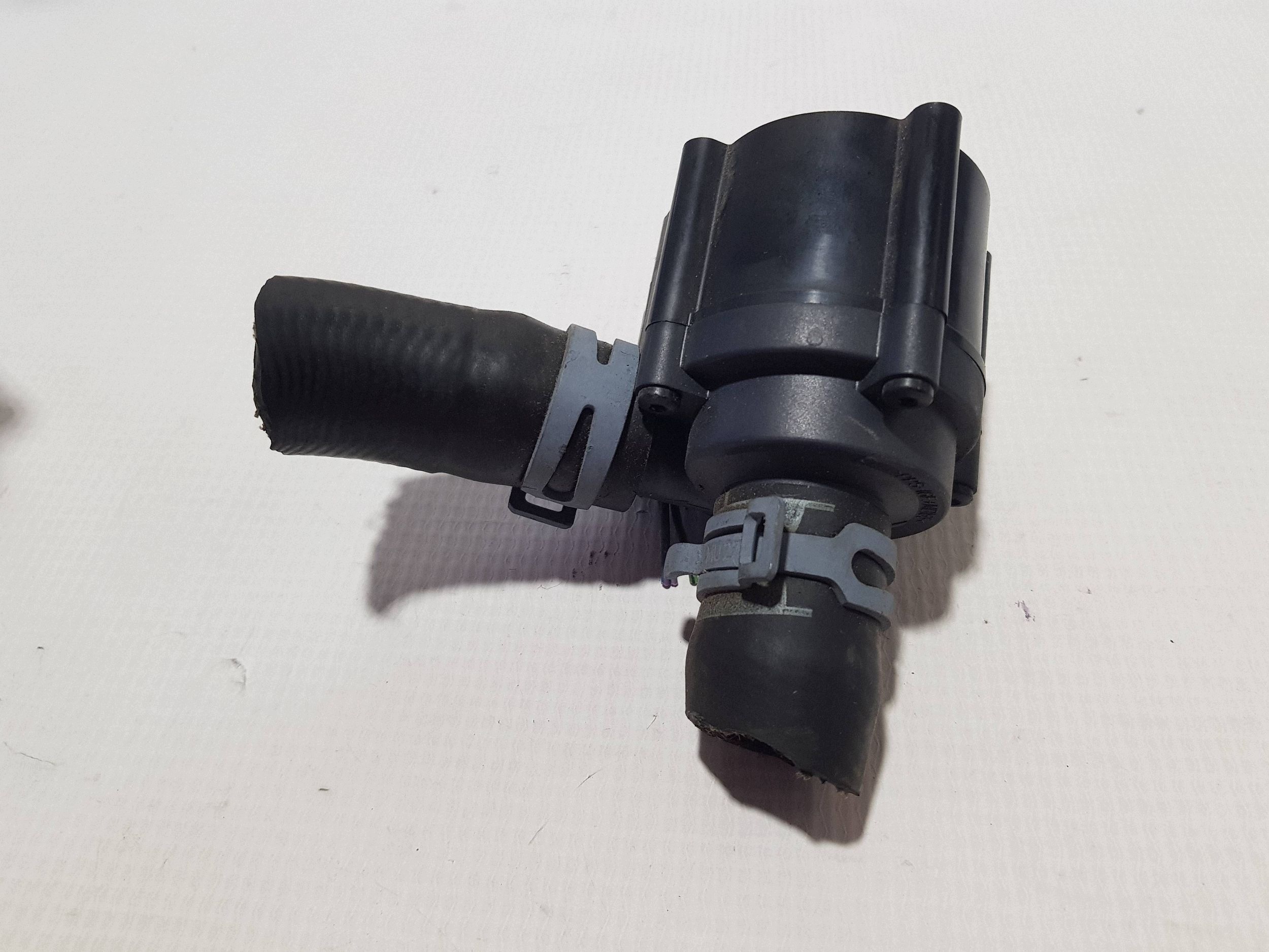 zusätzliche Wasserpumpe AUDI A6 C7 A8 D4 A5 8T 059121012A