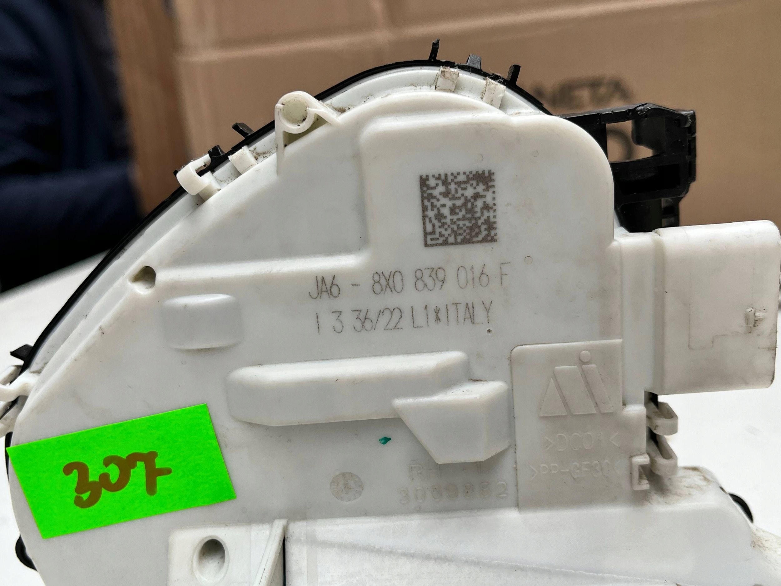 lock door 8X0839016F VW AUDI rear part right !J