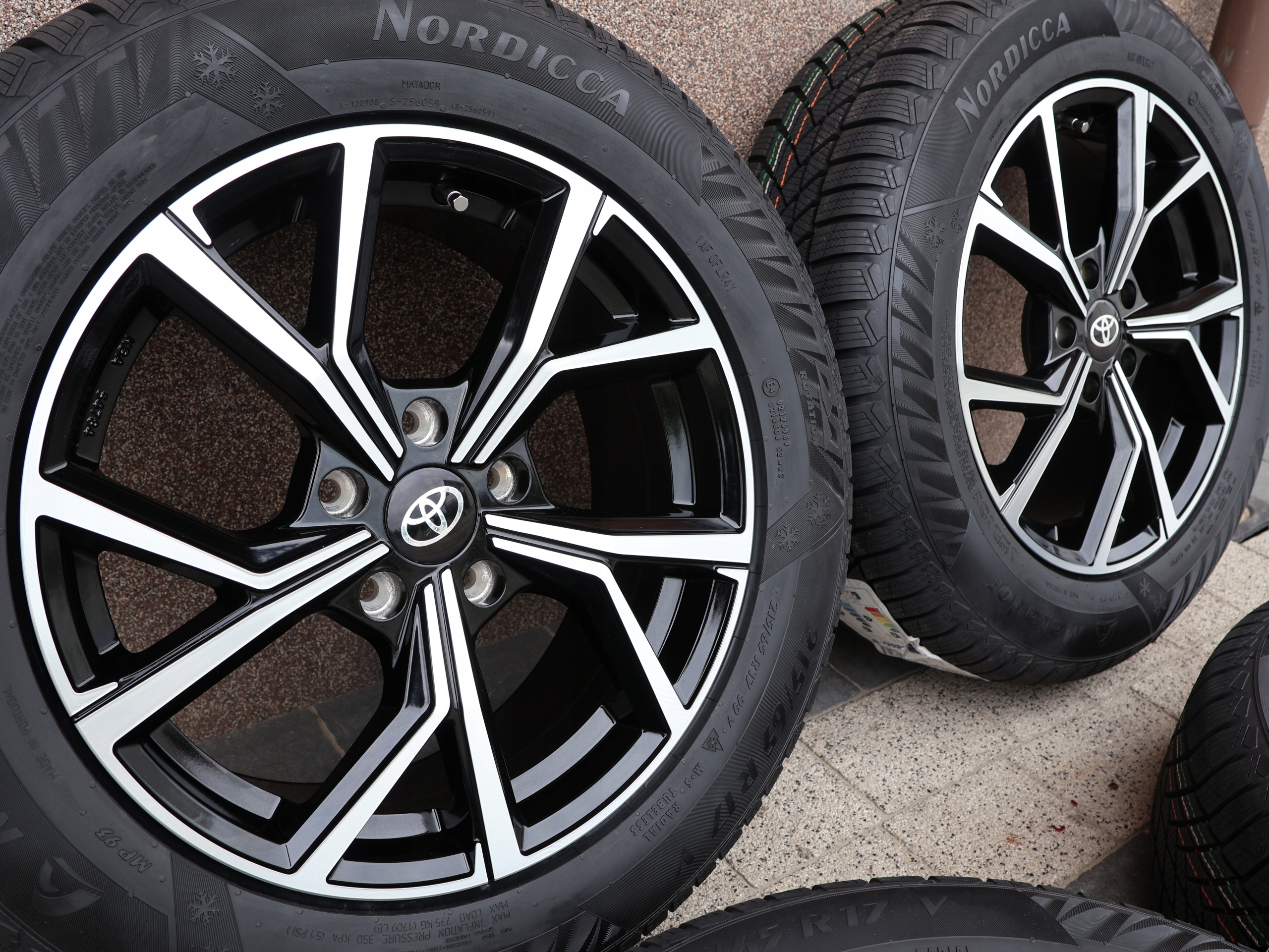 TOYOTA YARIS CROSS KOŁA ZIMOWE 215/55R17 NOKIAN CZUJNIKI CIŚNIENIA