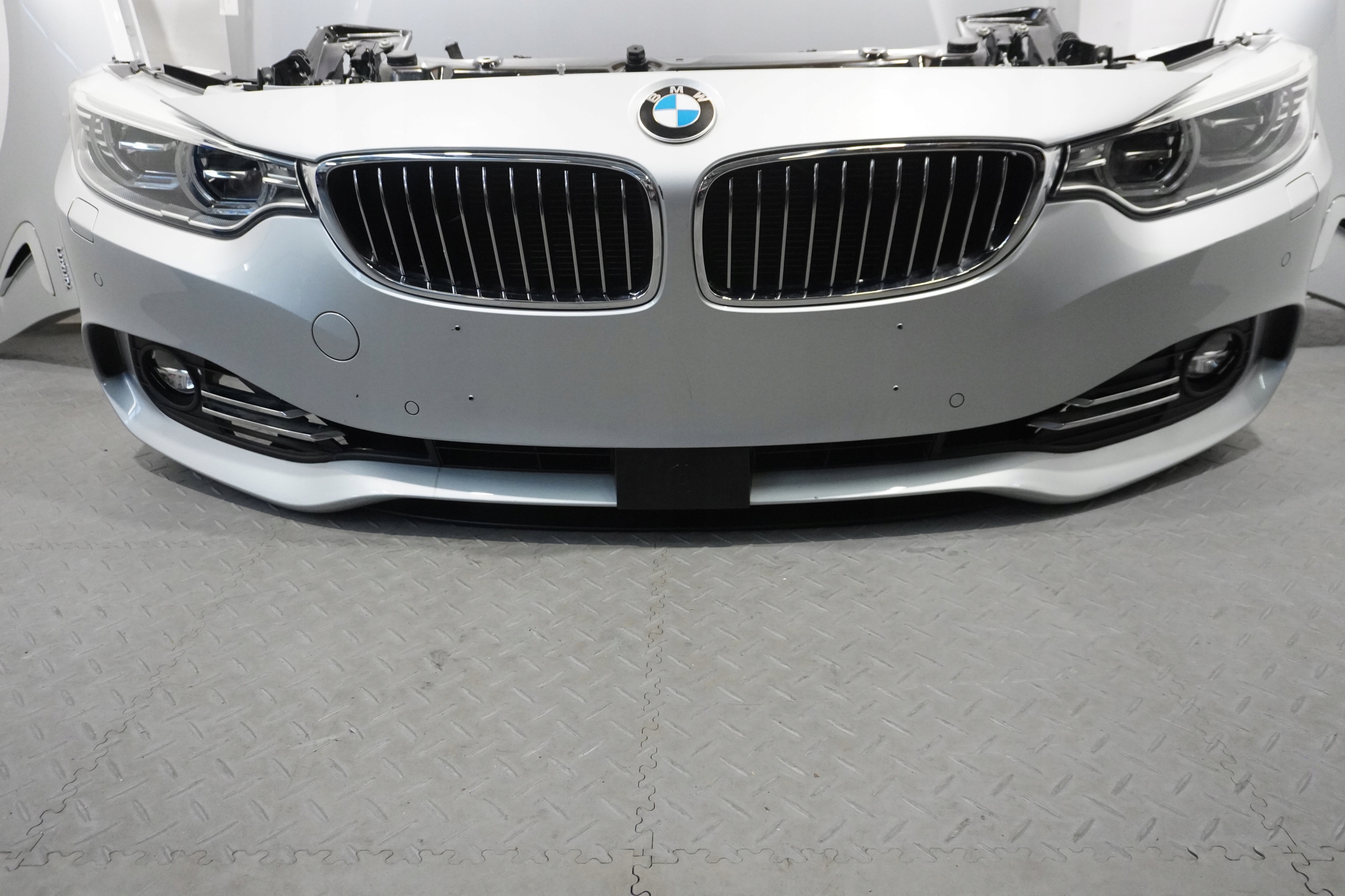 MASKA PAS LAMPY ZDERZAK BMW F32 F33 F36 A83 Producent części BMW OE