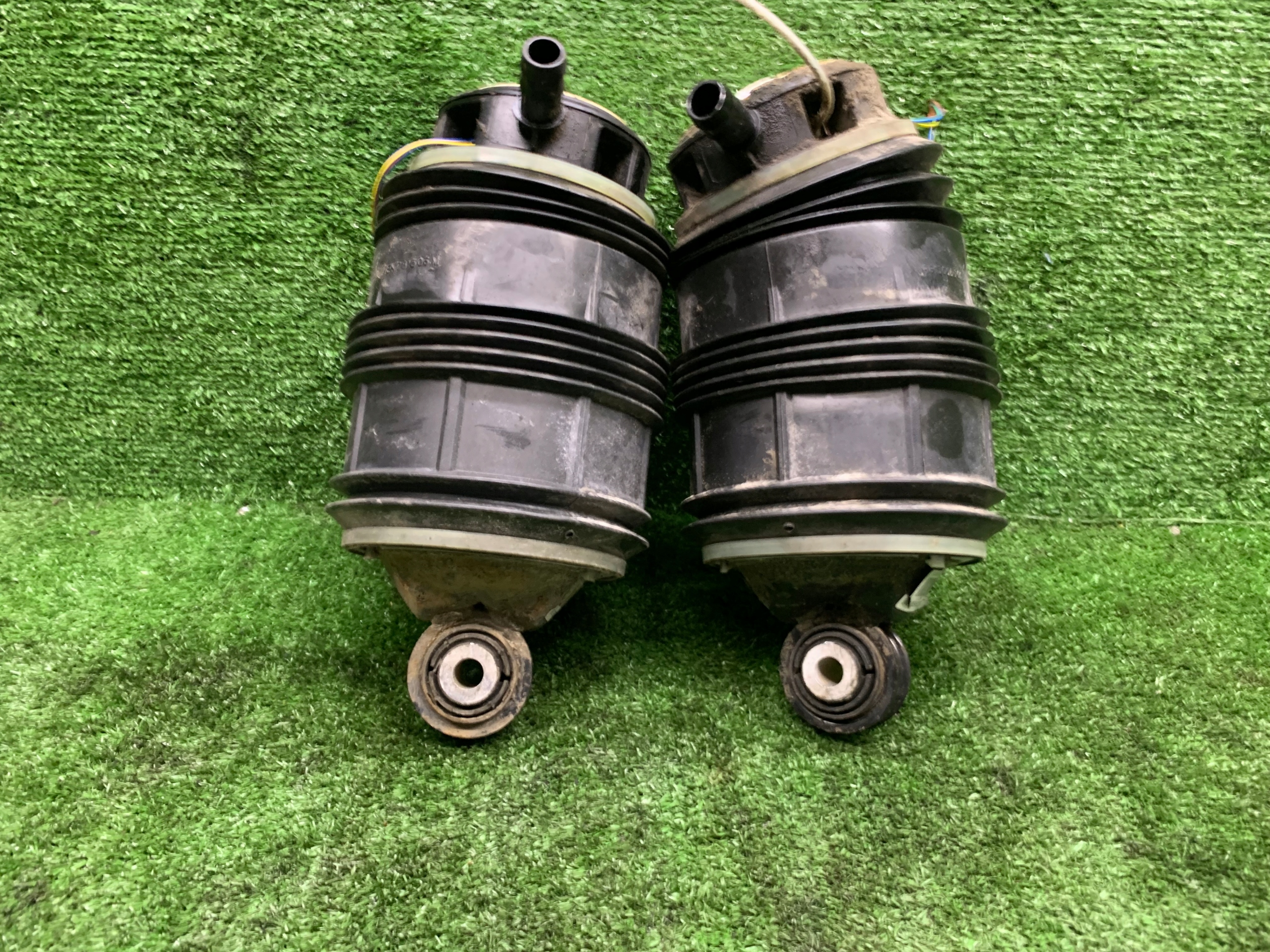 LEWY PRAWY MIECH PODUSZKA AIRMATIC MERCEDES W211 W219 CLS 3 PIN PINY