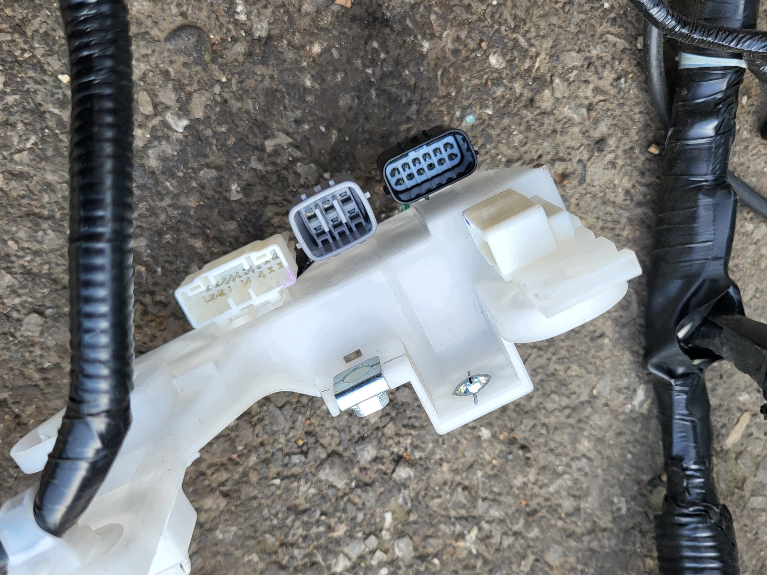 bundle wiring KOMORY of the engine terminal plus compartment BEZP. TOYOTA RAV4 V