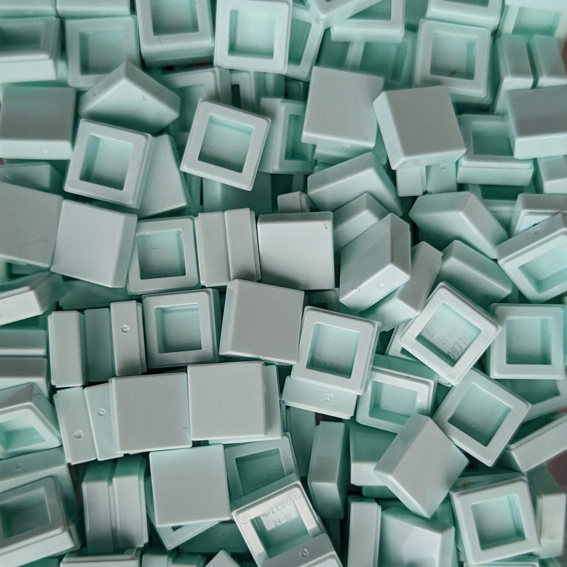 

Pakiet Lego 3070b Tile 1x1 gładki Light Aqua 20szN