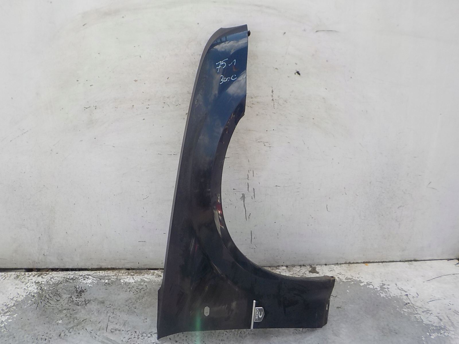 751 CHRYSLER 300 C fender right front front 751